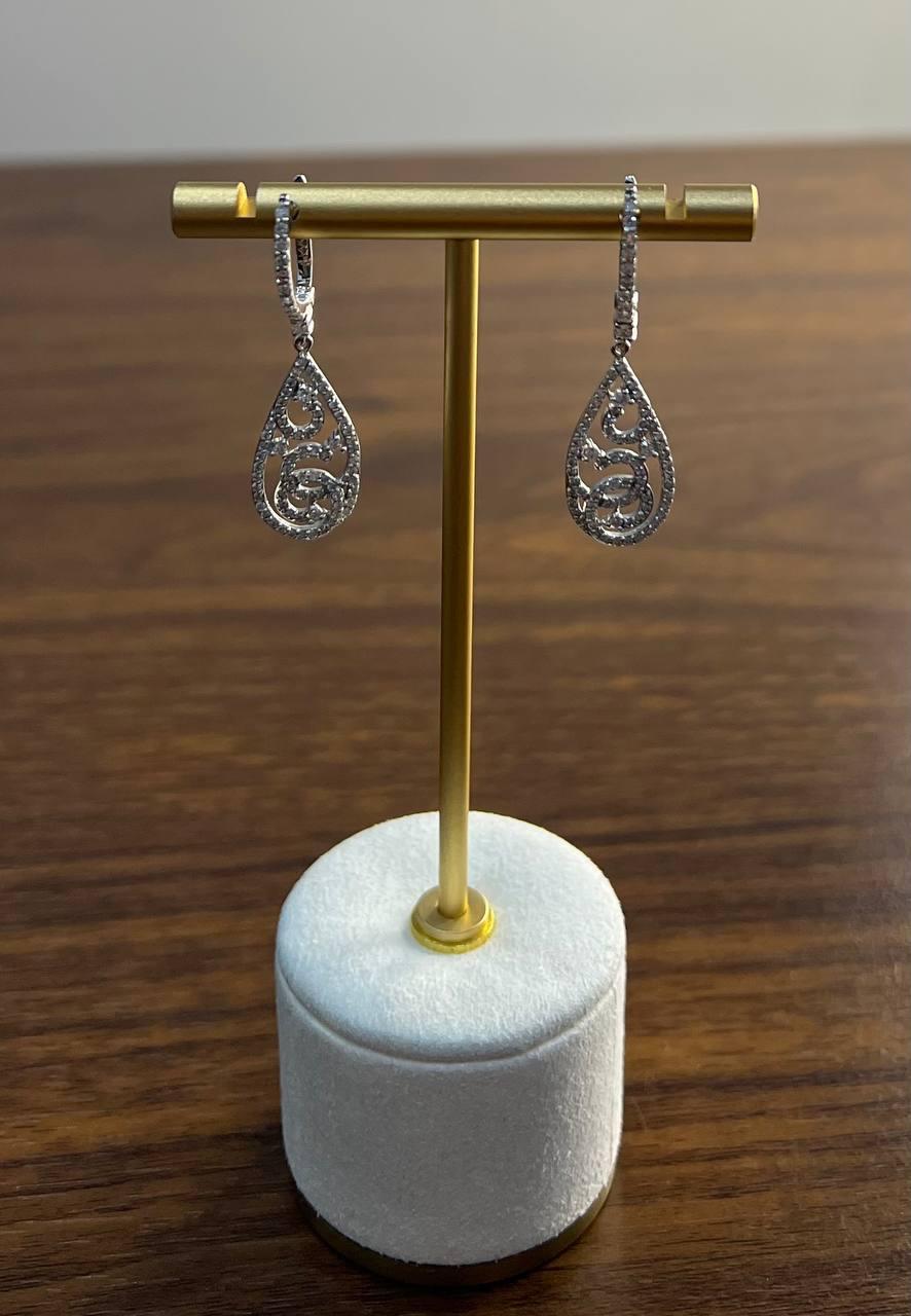 Orecchini con diamanti a spirale ondulata in oro bianco 14K con pendente a forma di abbraccio in vendita 3