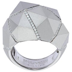 Grande bague géométrique en or blanc 18 carats mat et diamants