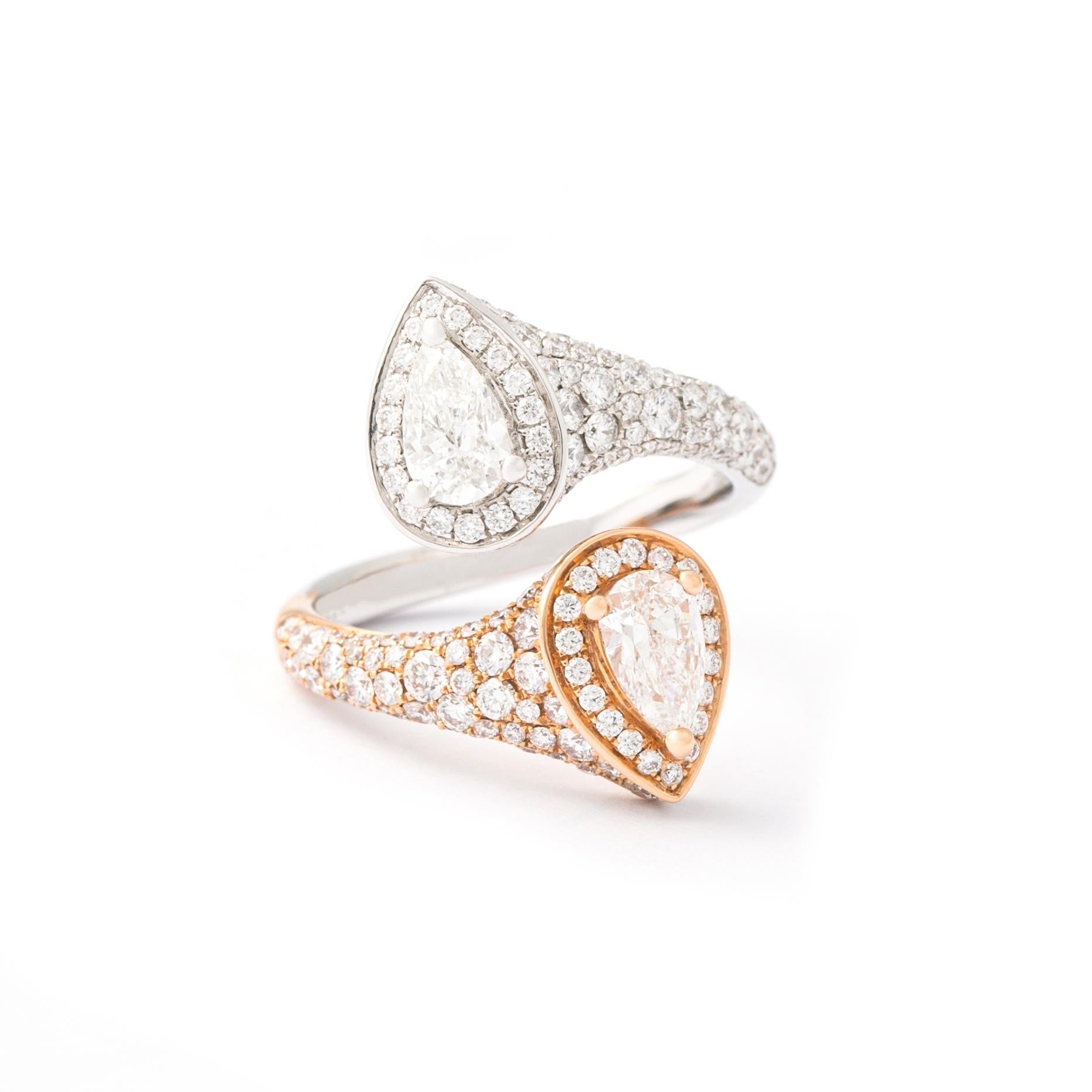 Ring aus 18 Karat Rosé- und Weißgold, besetzt mit 2 Diamanten im Birnenschliff (0,83 ct) und 172 Diamanten (1,26 ct) Größe 53 

Gesamtgewicht: 6,83 Gramm.