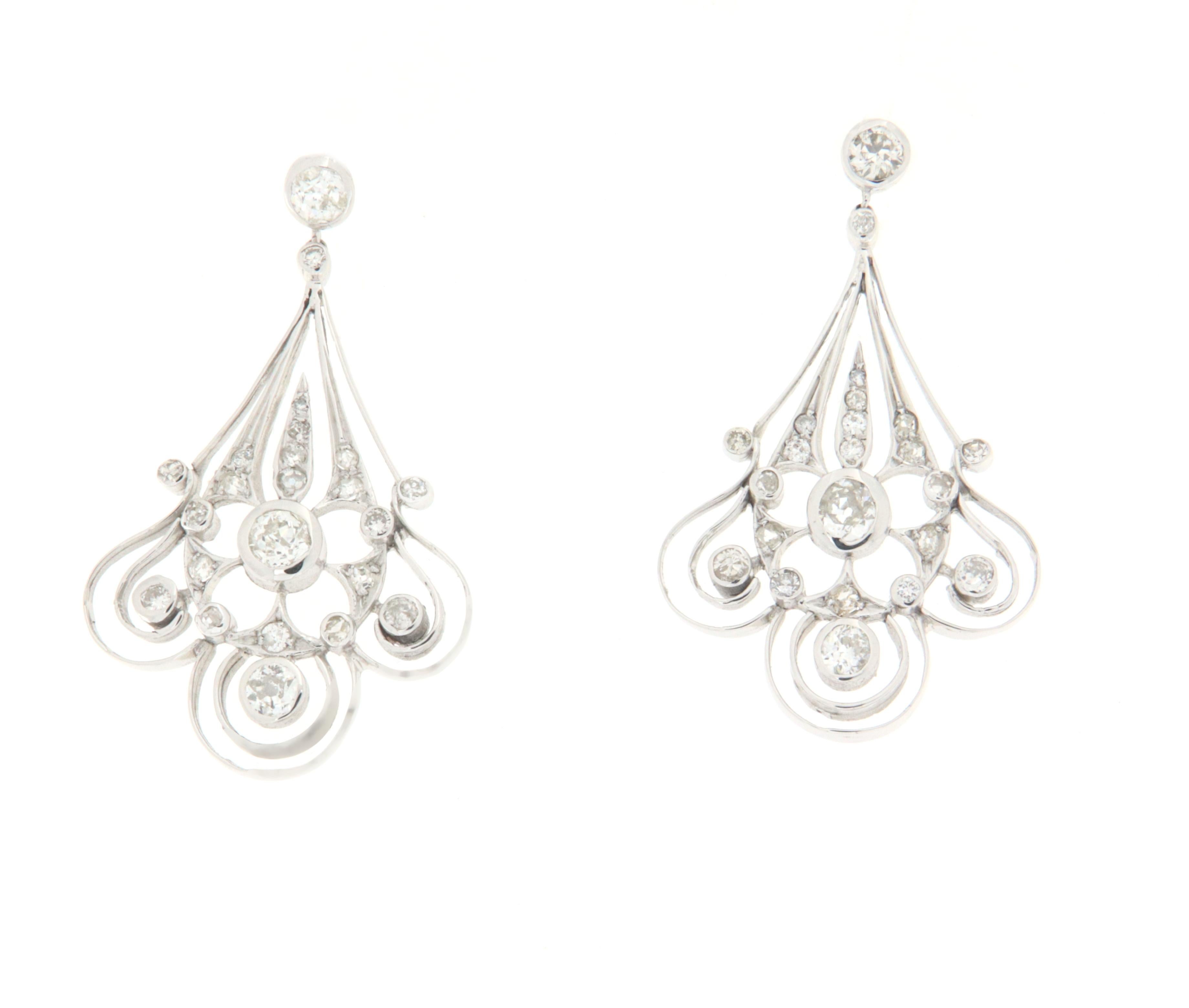 Delicious earring made entirely by hand. 18K white gold there are natural diamonds of different sizes.
A delicate and easily exhibited earring on any occasion that showcases the beauty of every woman.

Total weight of the earrings grams 