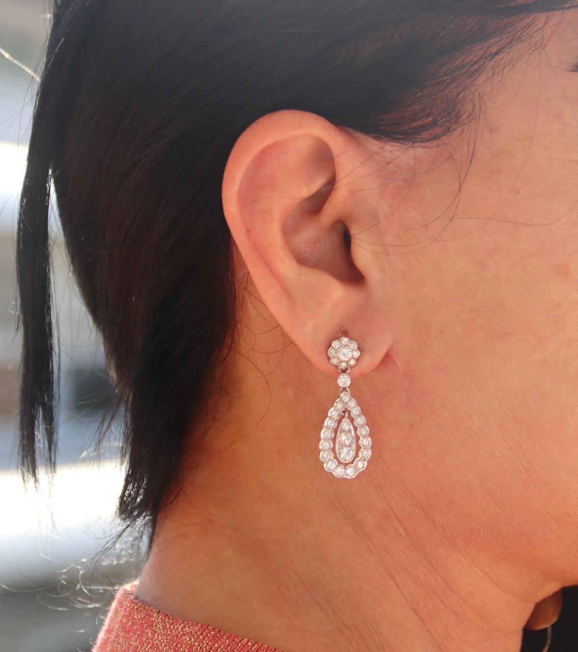 Women's Diamonds White Gold 18 Karat Drop Earring For Sale