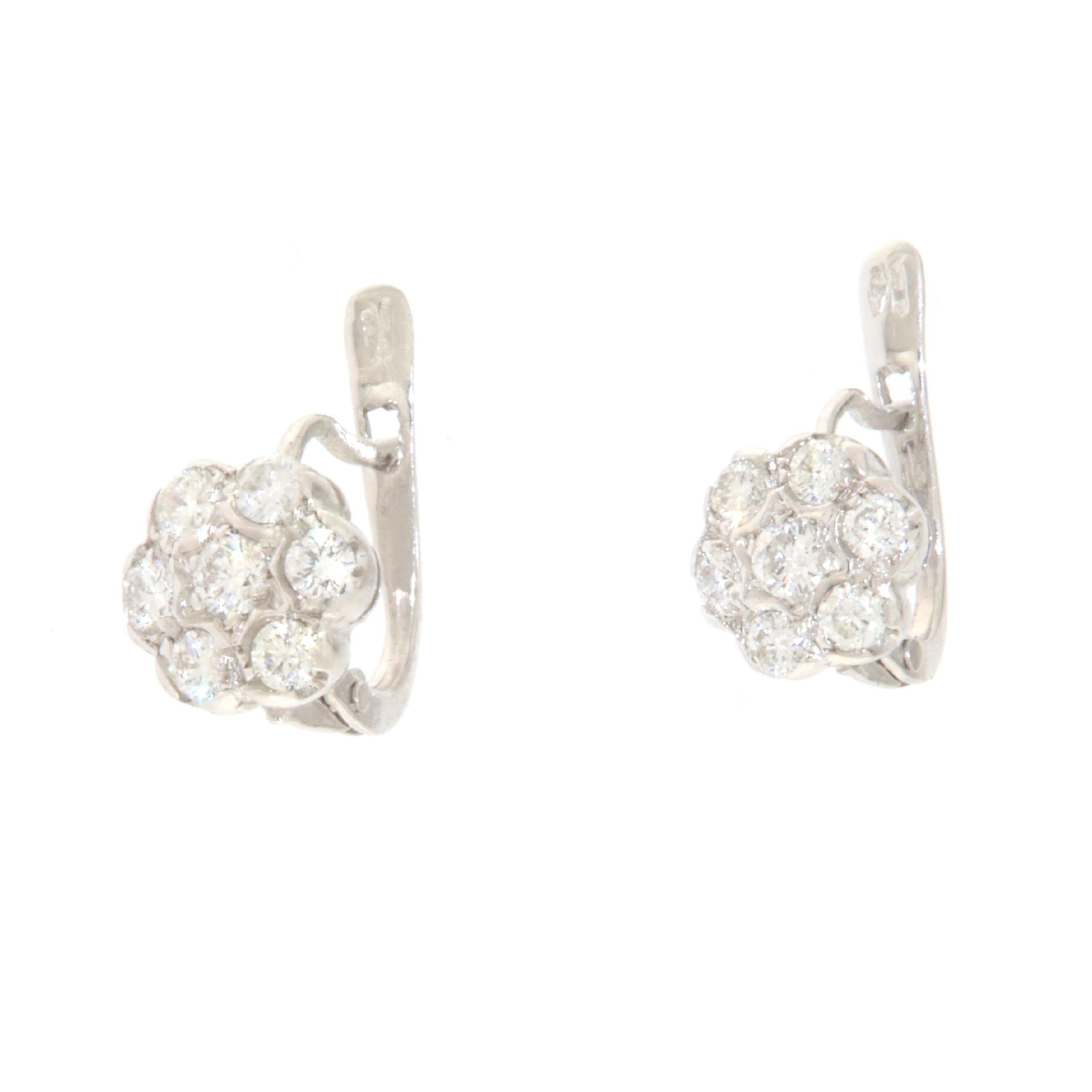 These exquisite 18-karat white gold earrings are a true masterpiece of jewelry, designed to shine with exceptional light thanks to their rich setting of brilliant diamonds. Each earring is expertly adorned with brilliant cut diamonds, chosen for