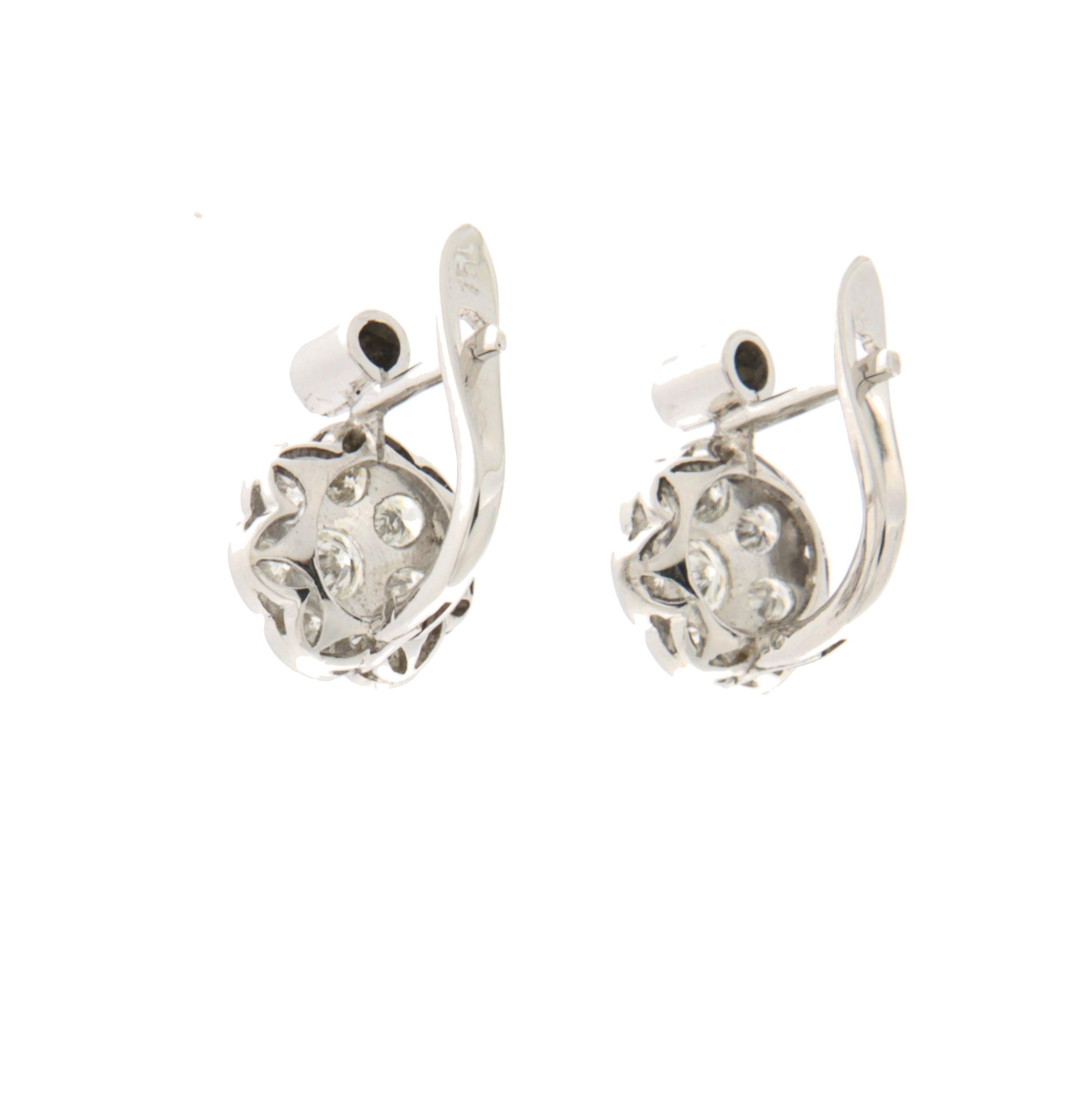 Contemporaneo Orecchini con diamanti in oro bianco a 18 carati in vendita