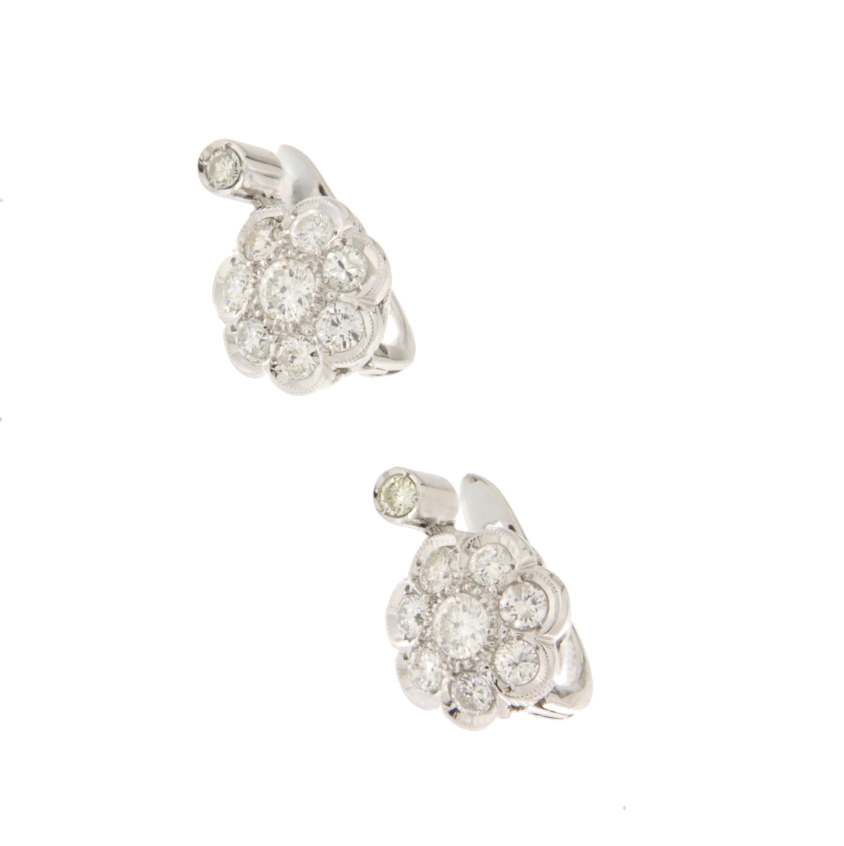 Taglio brillante Orecchini con diamanti in oro bianco a 18 carati in vendita
