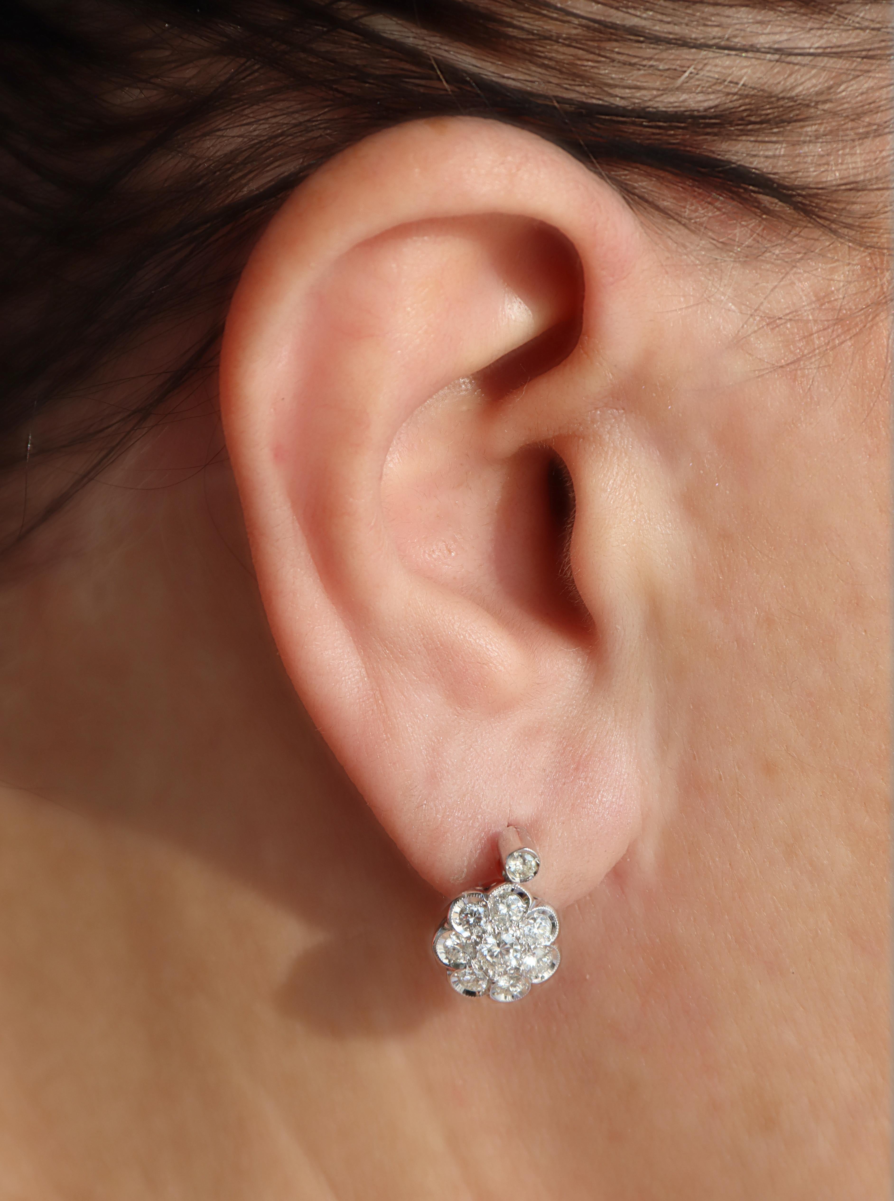 Donna Orecchini con diamanti in oro bianco a 18 carati in vendita