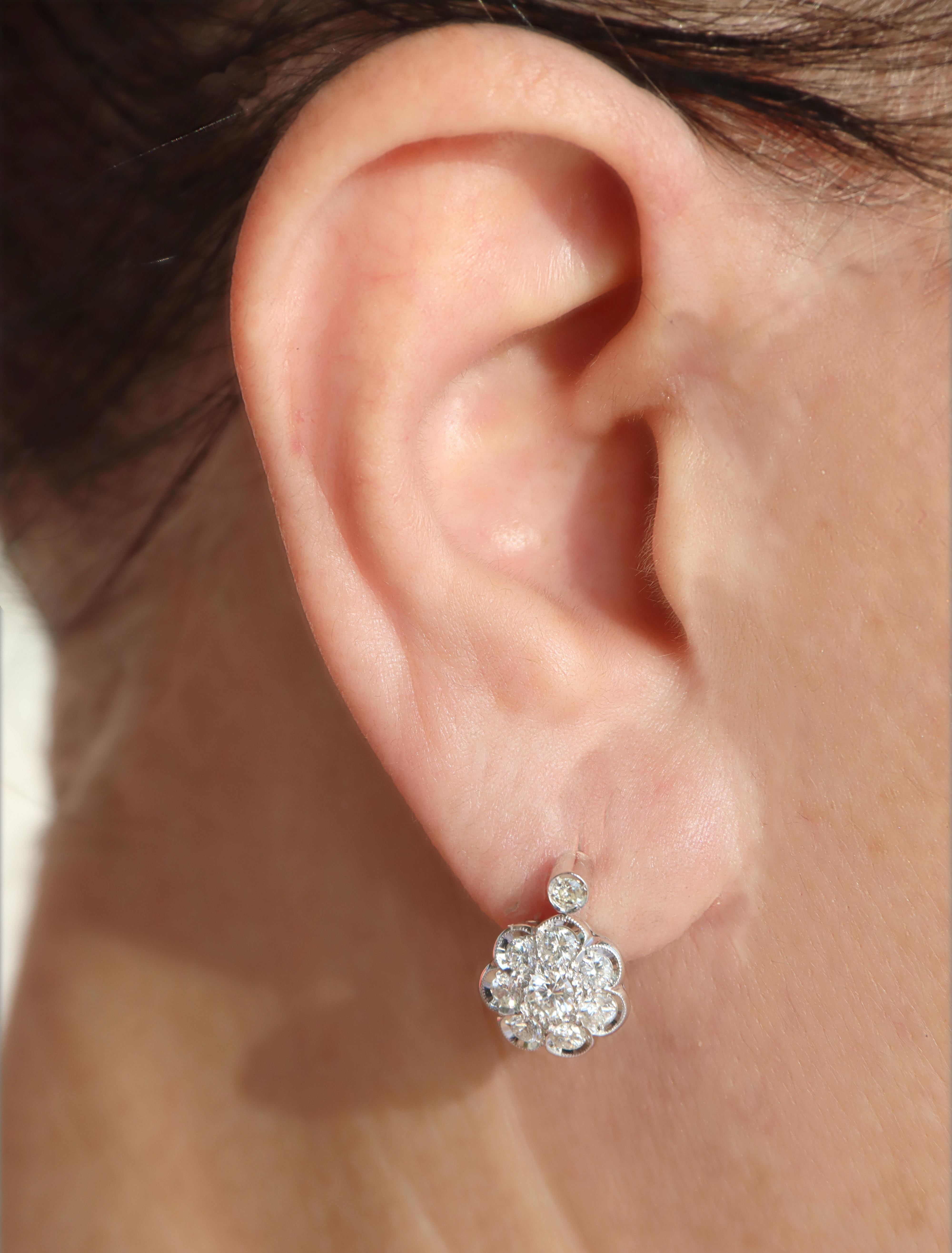 Orecchini con diamanti in oro bianco a 18 carati in vendita 1