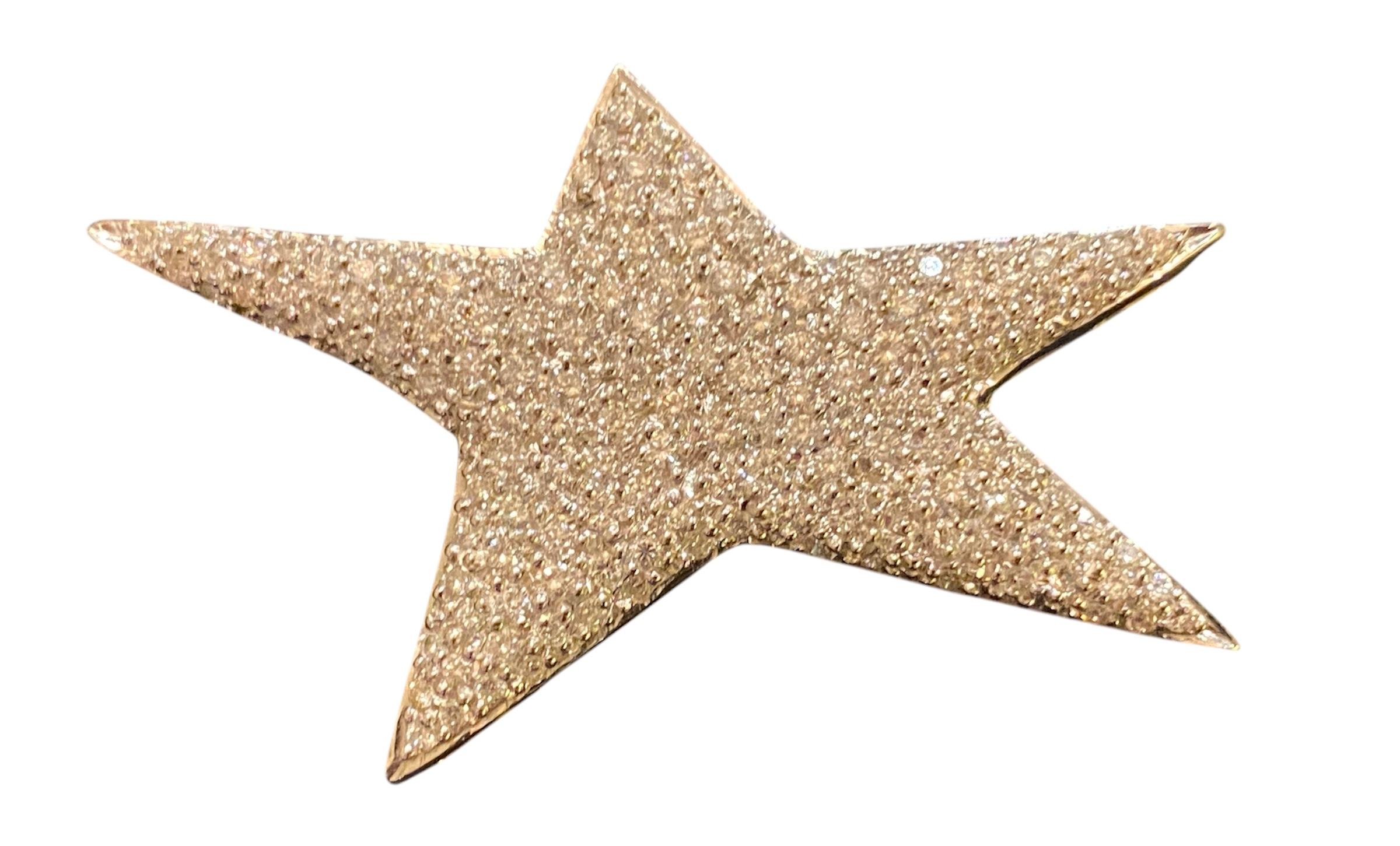 
19.2kt – 800‰ white gold star-shaped brooch, set with pavé diamonds in brilliant-cut.