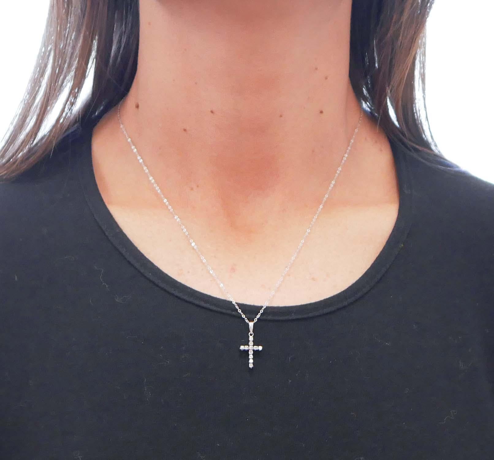 Diamonds, White Gold Cross Pendant Necklace In Good Condition For Sale In Marcianise, Marcianise (CE)