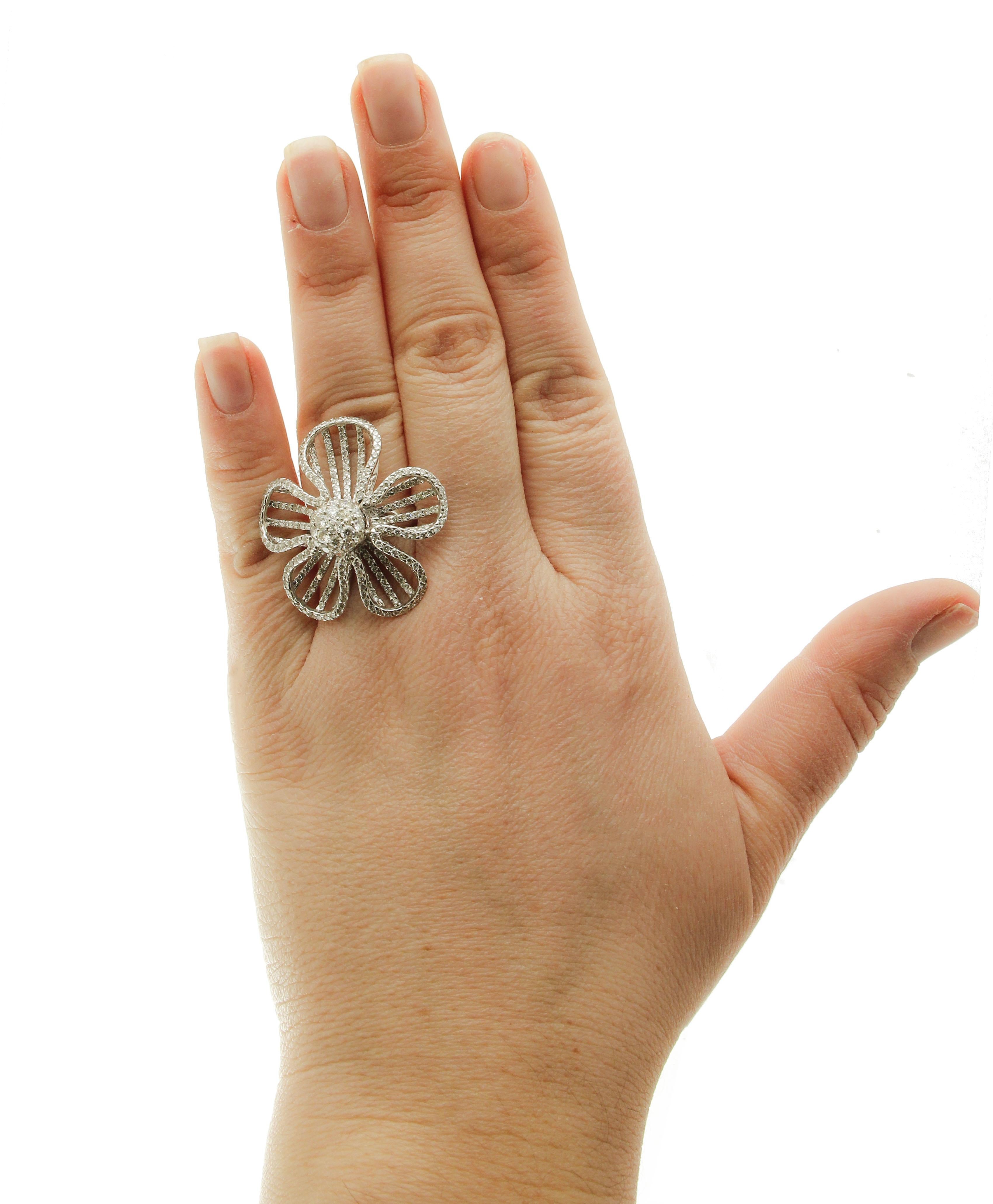 Diamonds, White Gold Flower Fashion Ring In Excellent Condition For Sale In Marcianise, Marcianise (CE)