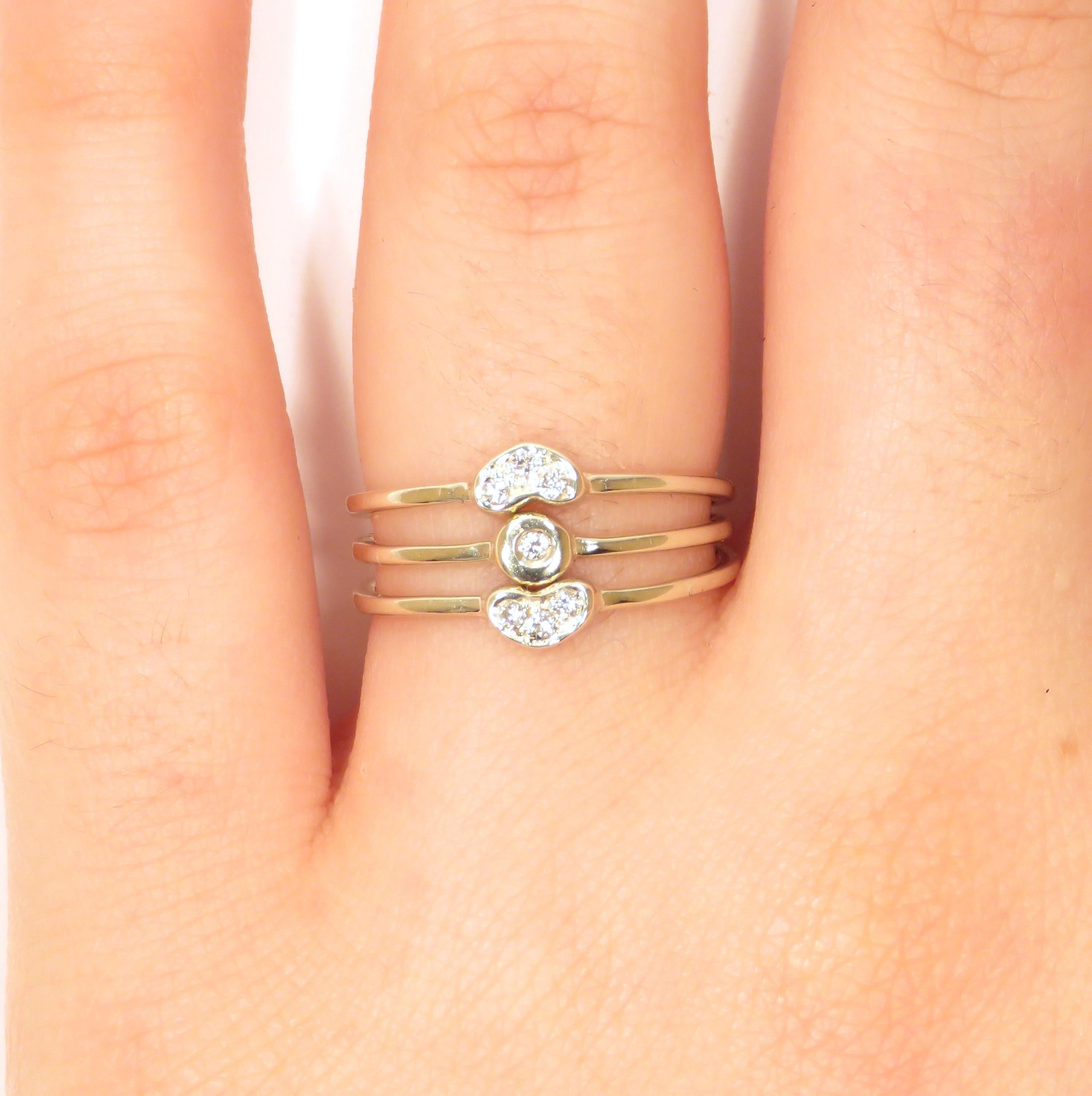 Bagues empilables modernes en or blanc 9 carats avec diamants blancs de taille ronde naturelle. Le prix de cet article est pour trois bagues à empiler et il est composé de trois bagues avec 2 cœurs avec diamants et un diamant rond.
La taille de