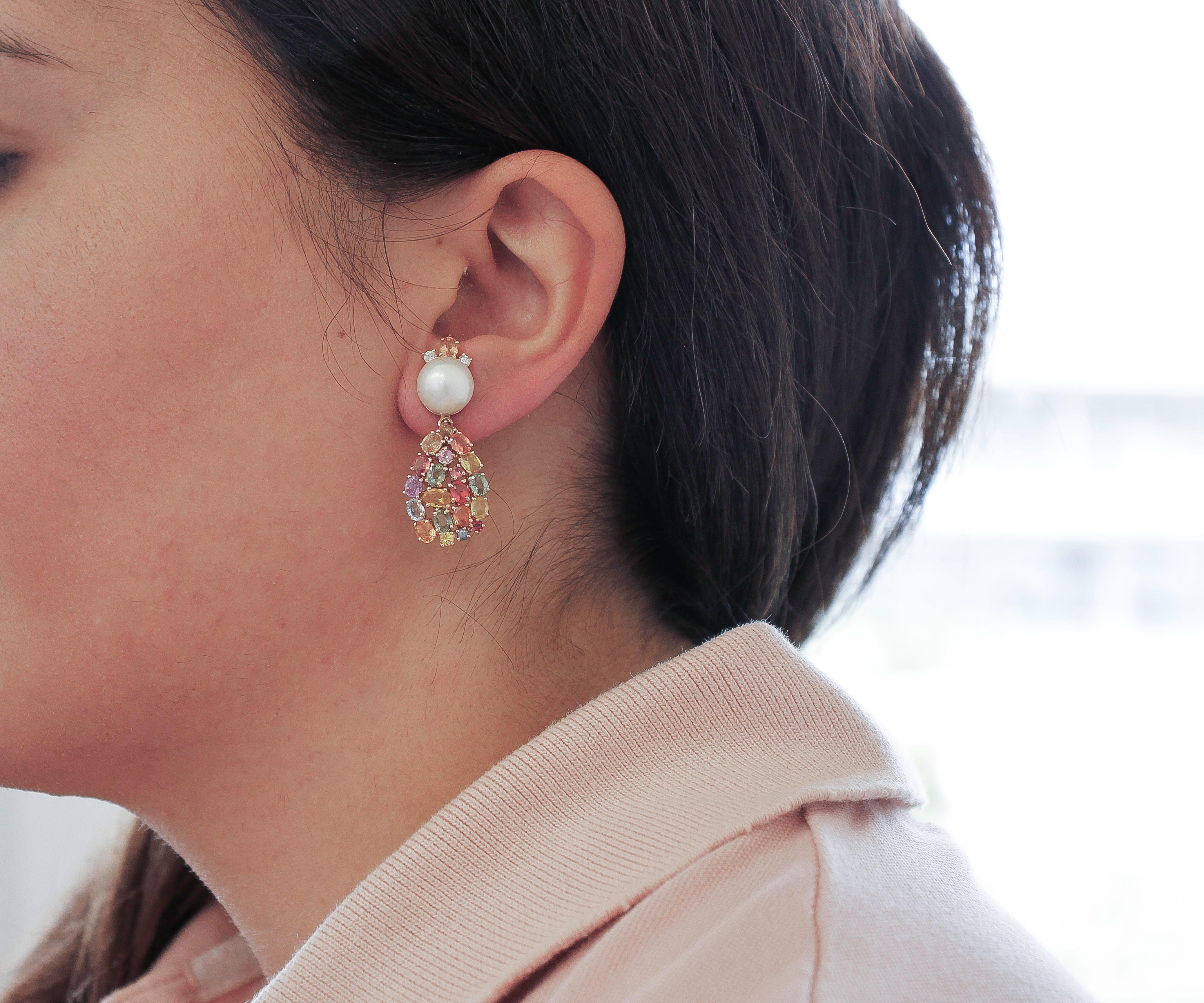 Ohrringe aus 14 Karat Roségold mit Diamanten, weißen Perlen und mehrfarbigen Saphiren im Zustand „Hervorragend“ in Marcianise, Marcianise (CE)