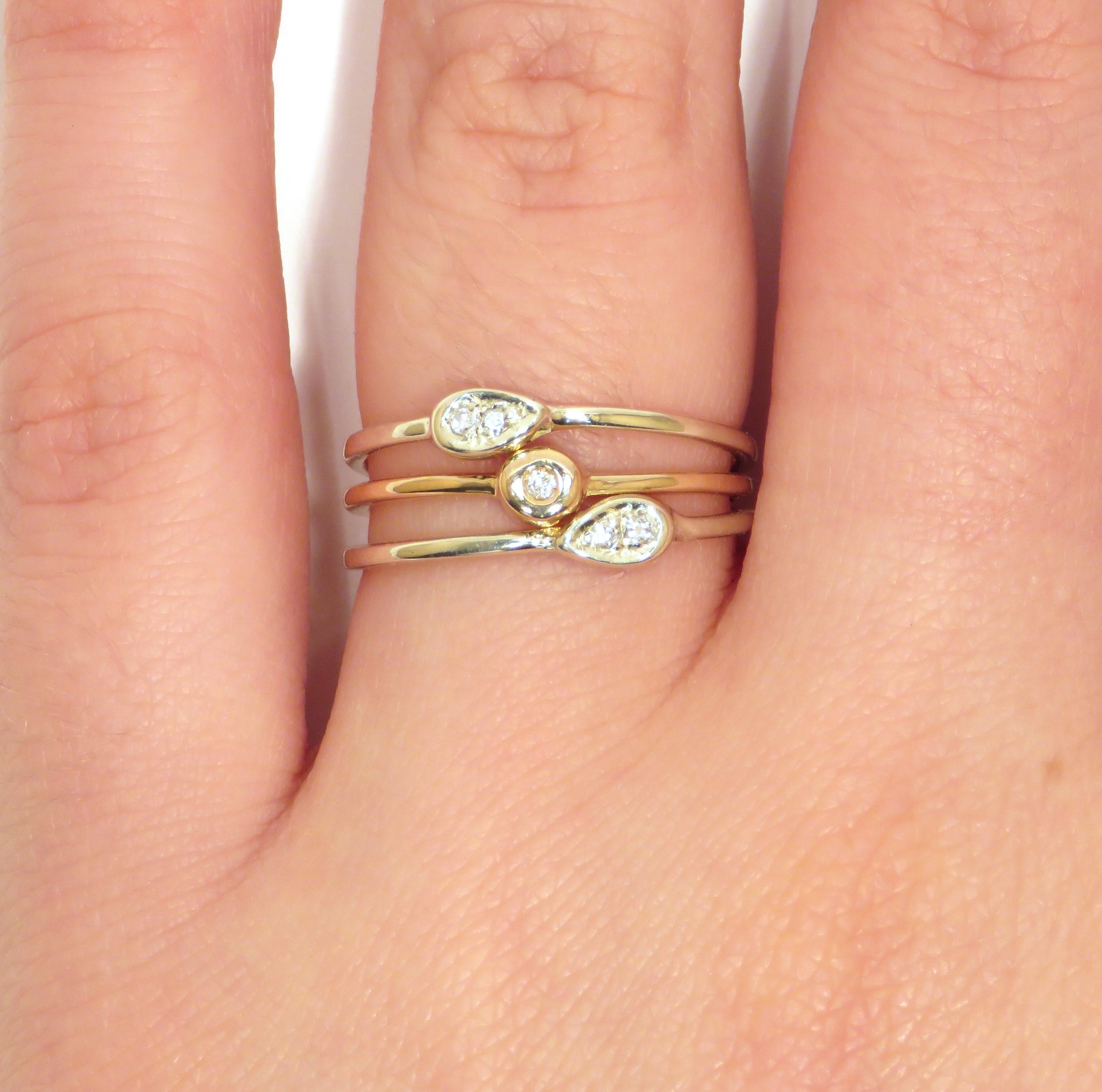 Bagues empilables modernes en or blanc et rose 9 carats avec des diamants blancs de taille naturelle et brillante. Le prix de cet article est pour trois bagues à empiler et il est composé de trois bagues avec 2 gouttes avec diamants et 1 bague