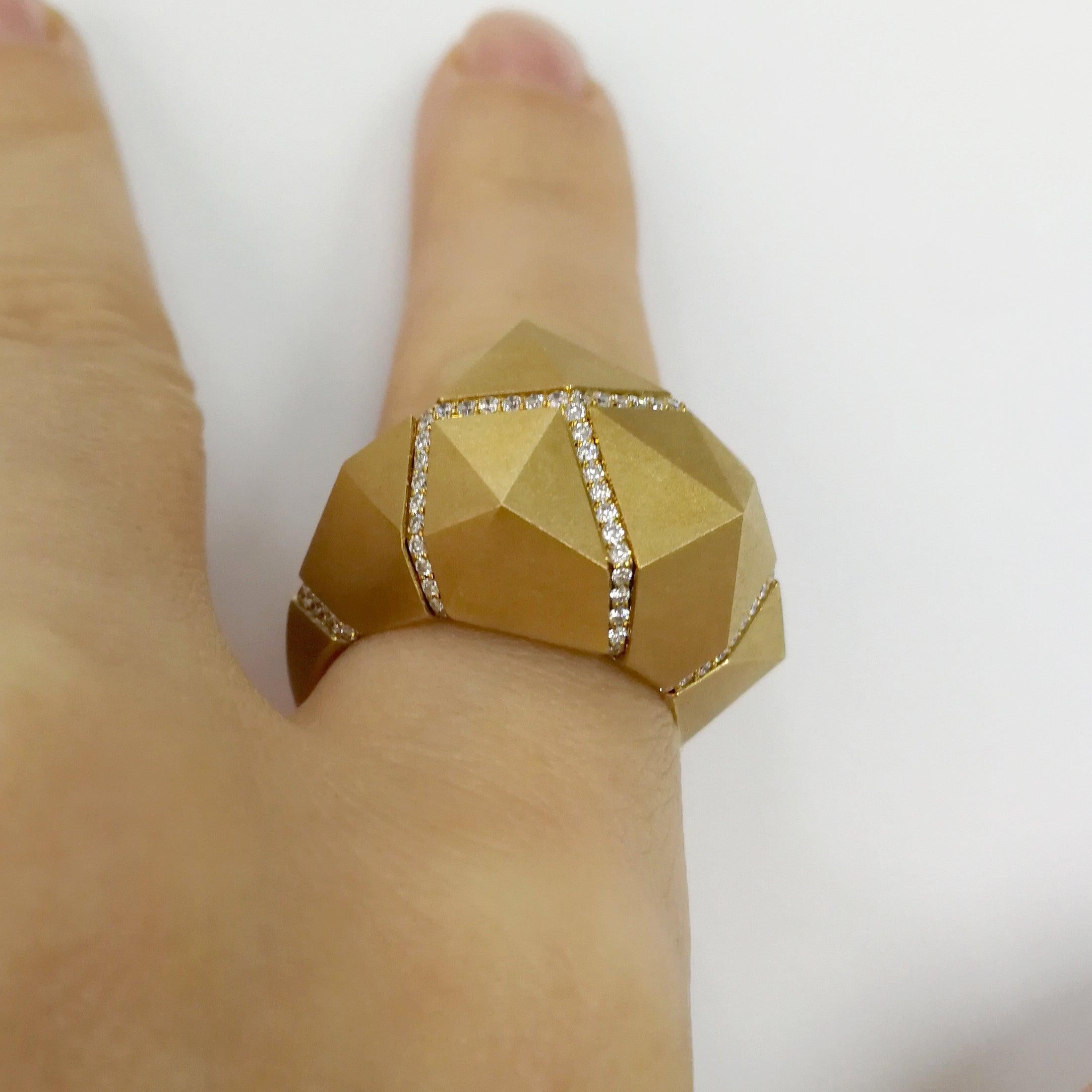 Im Angebot: Diamanten Gelb 18 Karat Mattgold Geometrischer Ring () 10