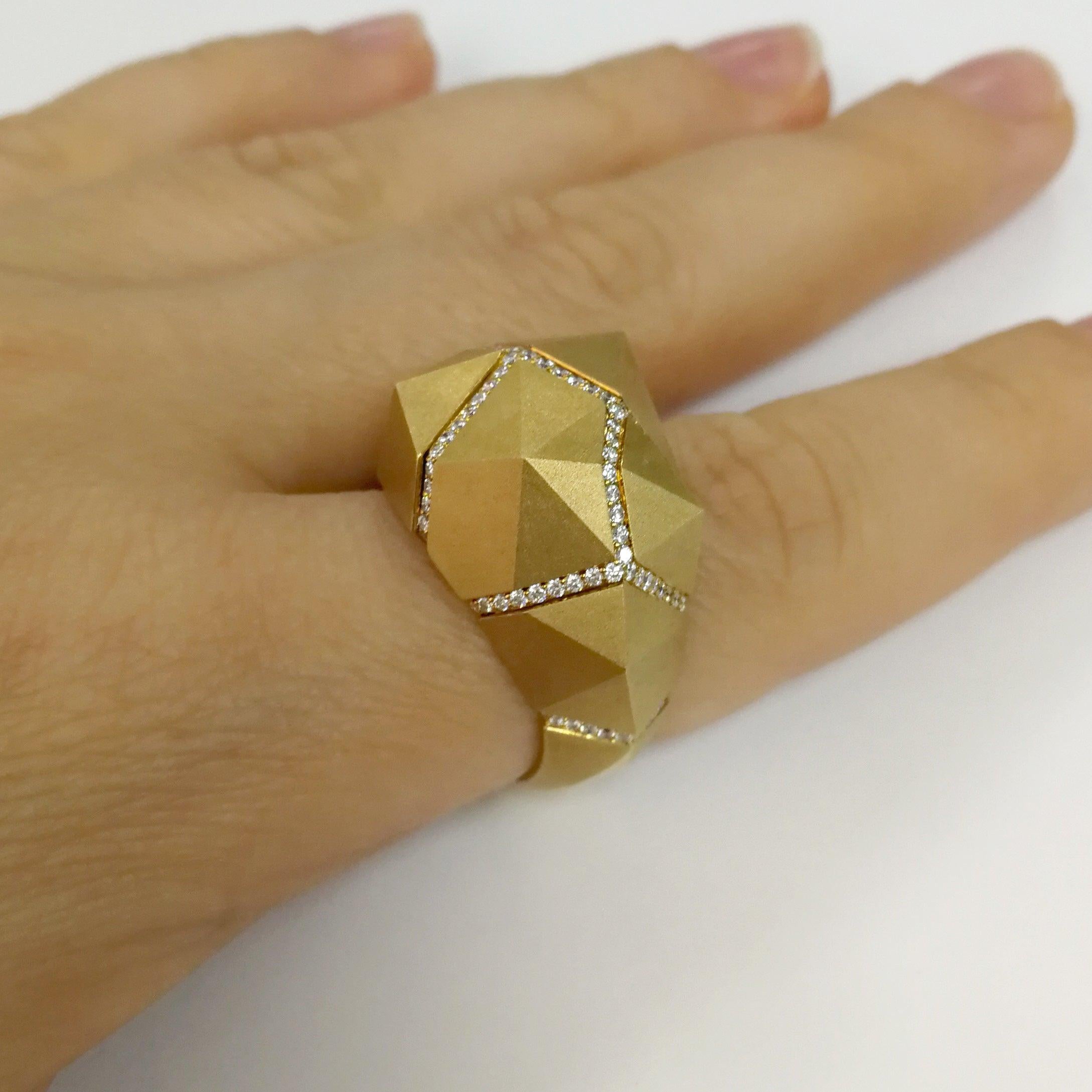 Im Angebot: Diamanten Gelb 18 Karat Mattgold Geometrischer Ring () 13