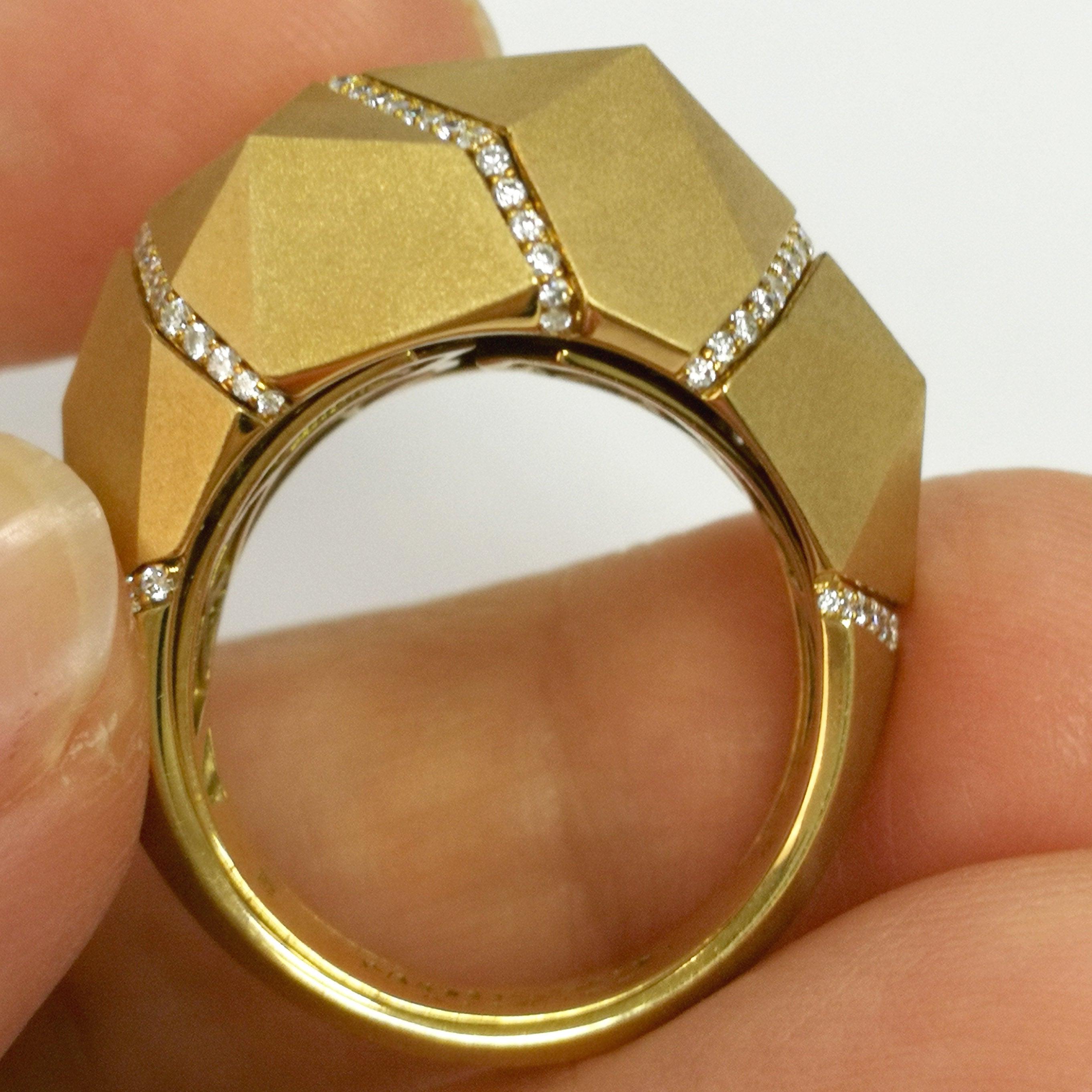 Im Angebot: Diamanten Gelb 18 Karat Mattgold Geometrischer Ring () 5