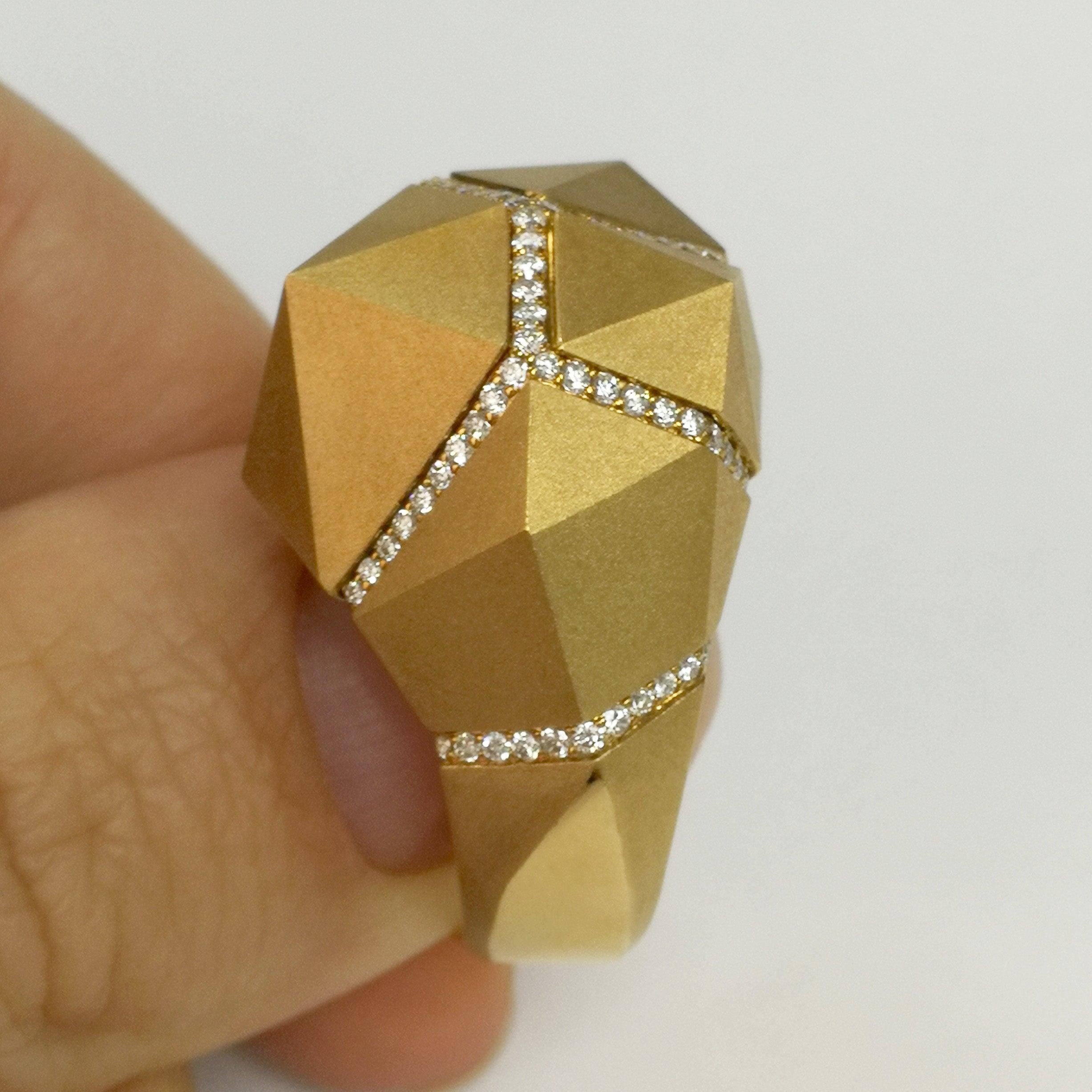 Im Angebot: Diamanten Gelb 18 Karat Mattgold Geometrischer Ring () 6