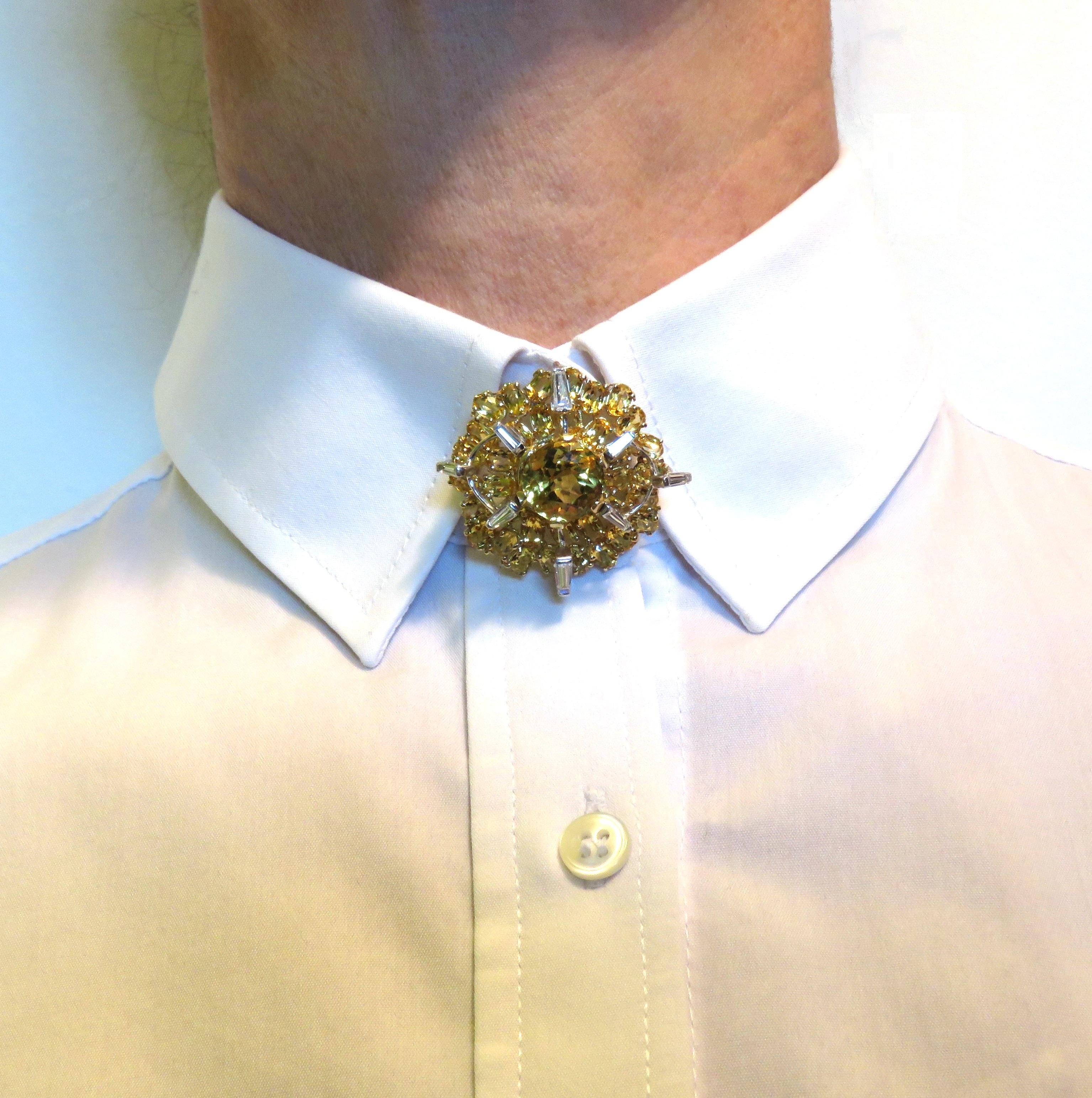 Contemporain Broche artisanale en or jaune et blanc 18 carats avec diamants en forme de clous jaunes en vente
