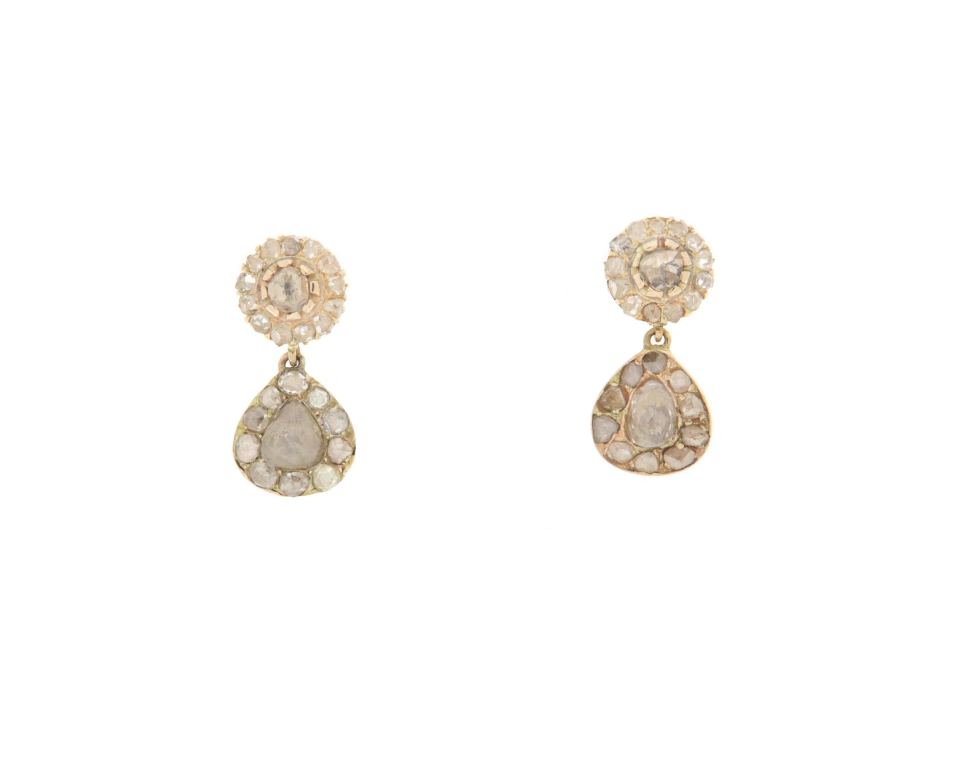 Spectacular earring made on the ancient style that fully conveys the flavor of the past Victorian era, made by Neapolitan goldsmiths in 14-karat yellow gold,
There are set diamonds of different sizes for a total of 4.85 carats.
An earring suitable