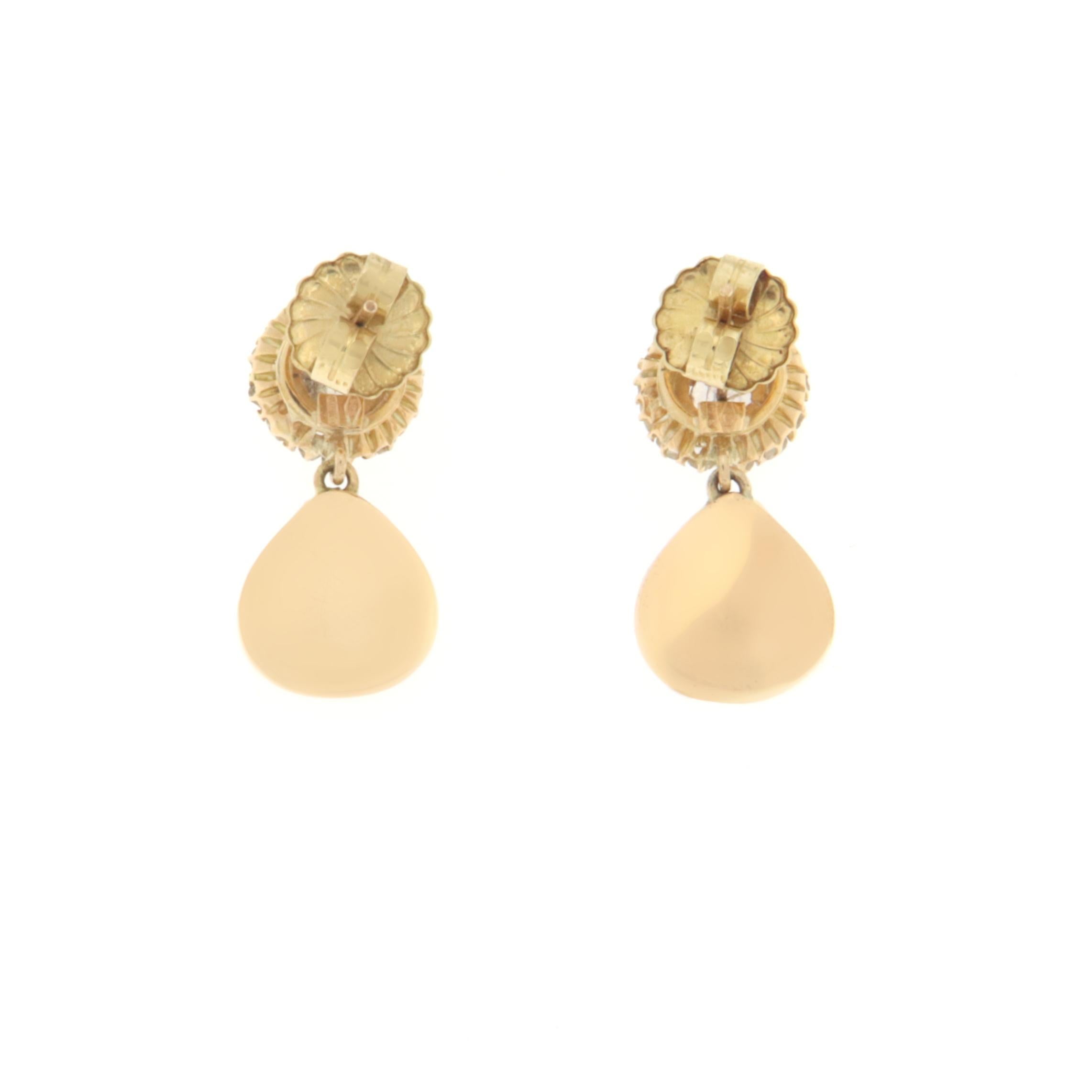 Boucles d'oreilles pendantes en or jaune 14 carats et diamants en vente 1