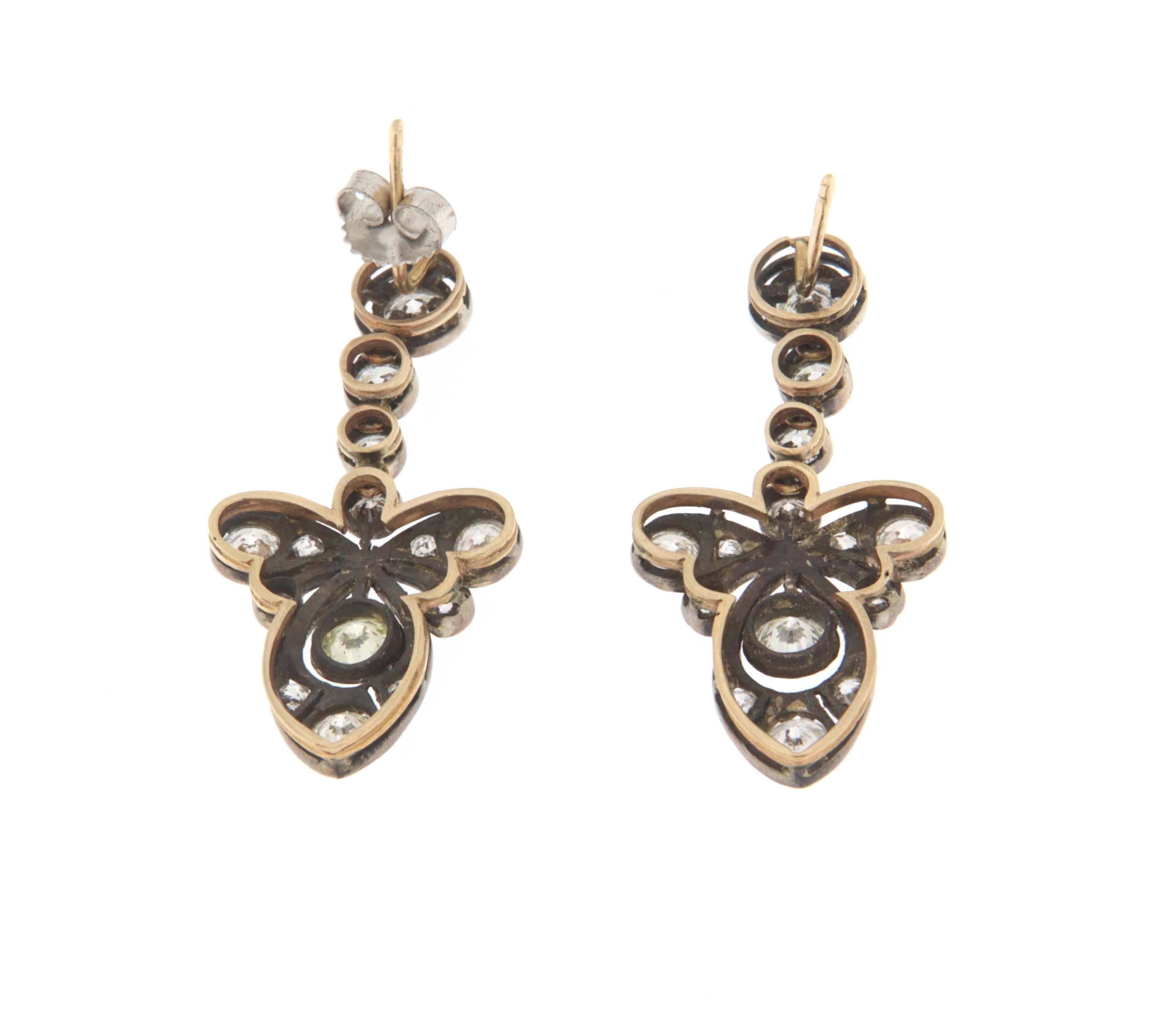 Spectacular earring made on the ancient style that fully conveys the flavor of the past Victorian era, made by Neapolitan goldsmiths in 14-karat yellow gold in the back and silver in the upper part.
There are set diamonds of different sizes for a