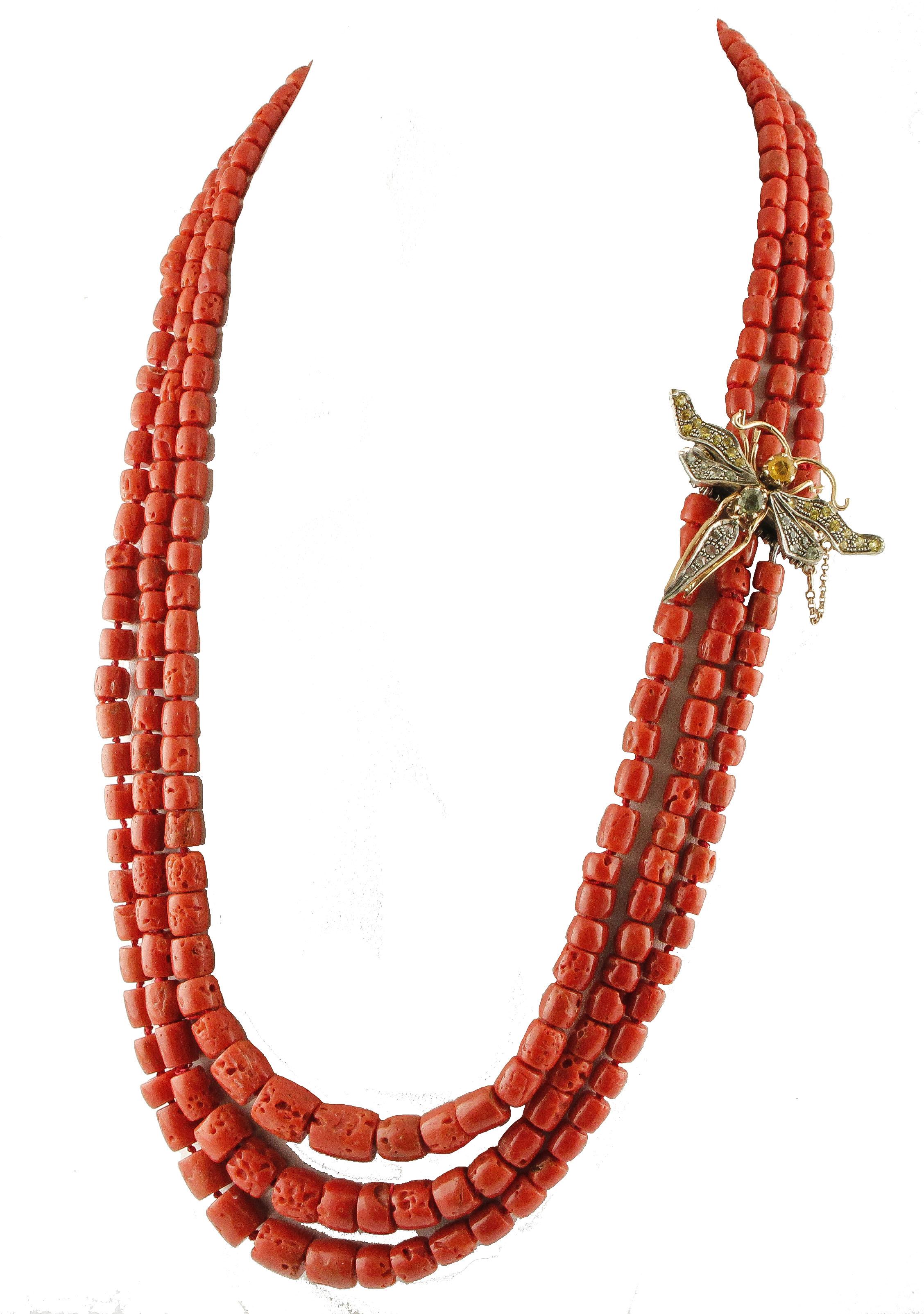 Wunderschönes, mehrreihiges Collier aus drei roten Korallenreihen und einem Verschluss in Form eines Schmetterlings aus 9K Roségold und Silber, besetzt mit einem großen gelben Saphir als Kopf, einem großen grünen Saphir in der Mitte, Diamanten auf