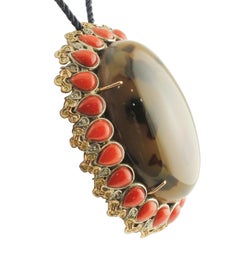 Diamanti, zaffiri gialli, gocce di corallo rosso, collana/spilla con ciondolo in argento dorato