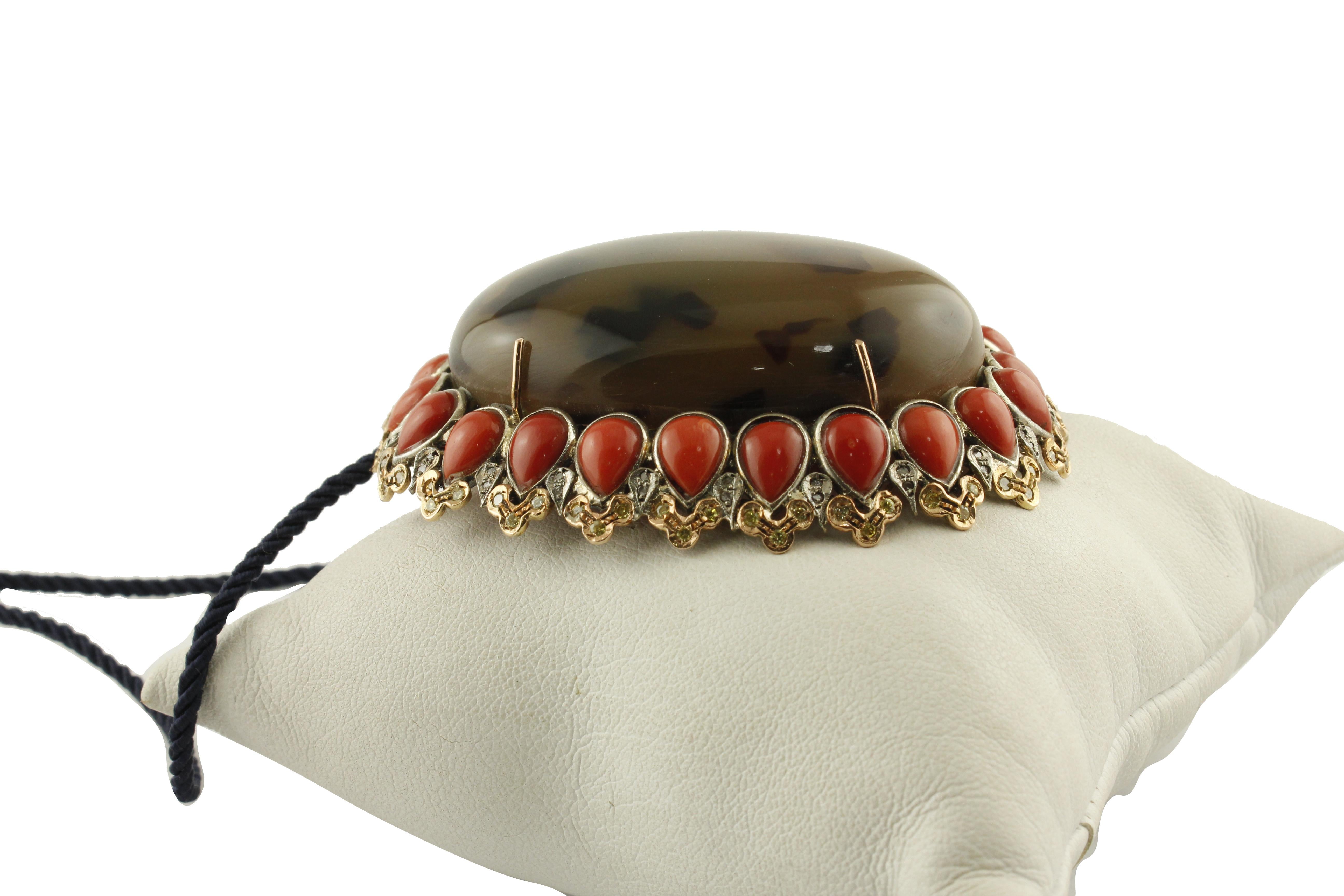 Taille ronde Collier/Broche pendentif en or, diamants, saphirs jaunes, gouttes de corail rouge en vente