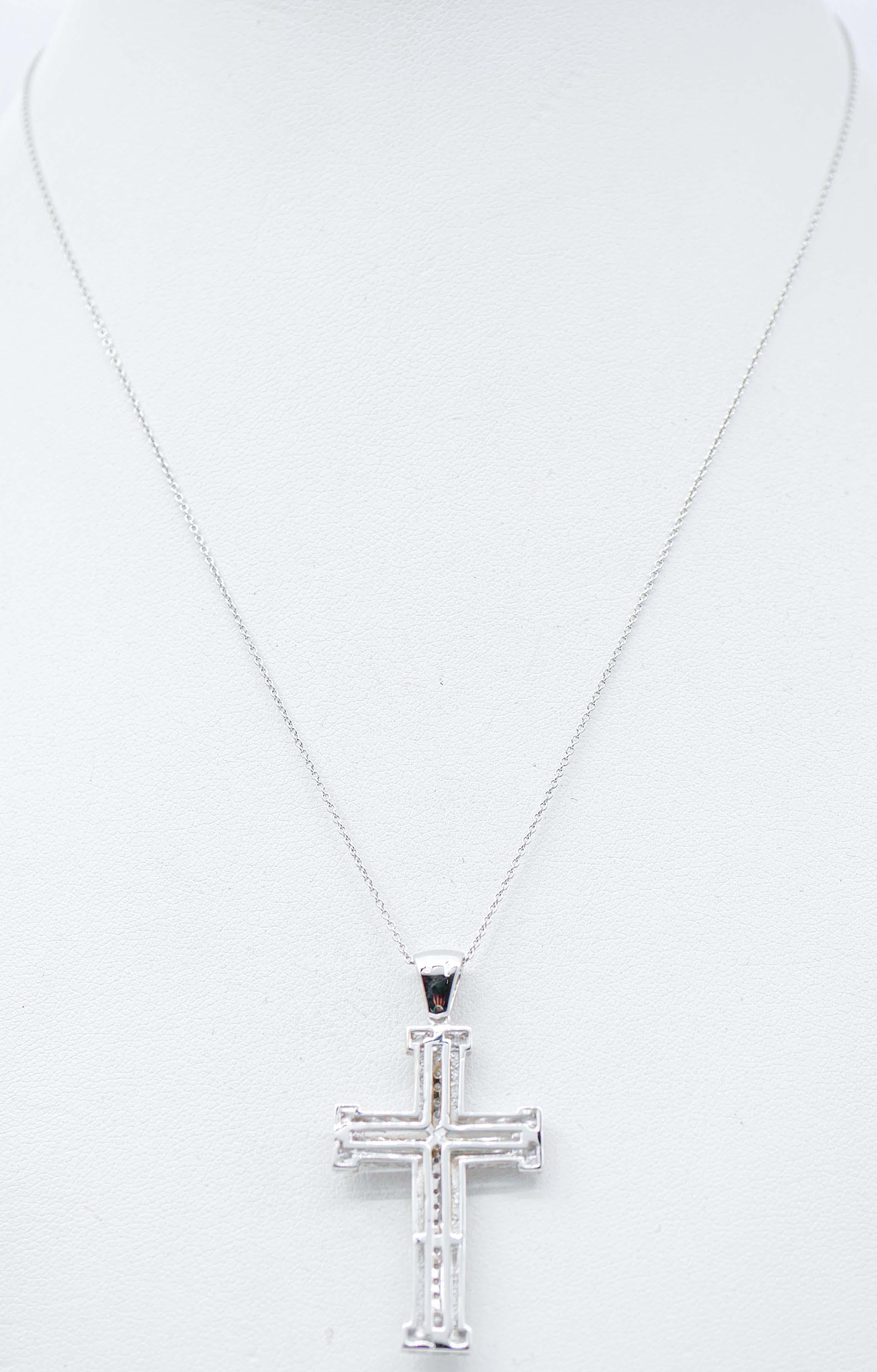 Diamanten, 18 Karat Weißgold Kreuz-Anhänger Halskette (Rundschliff) im Angebot