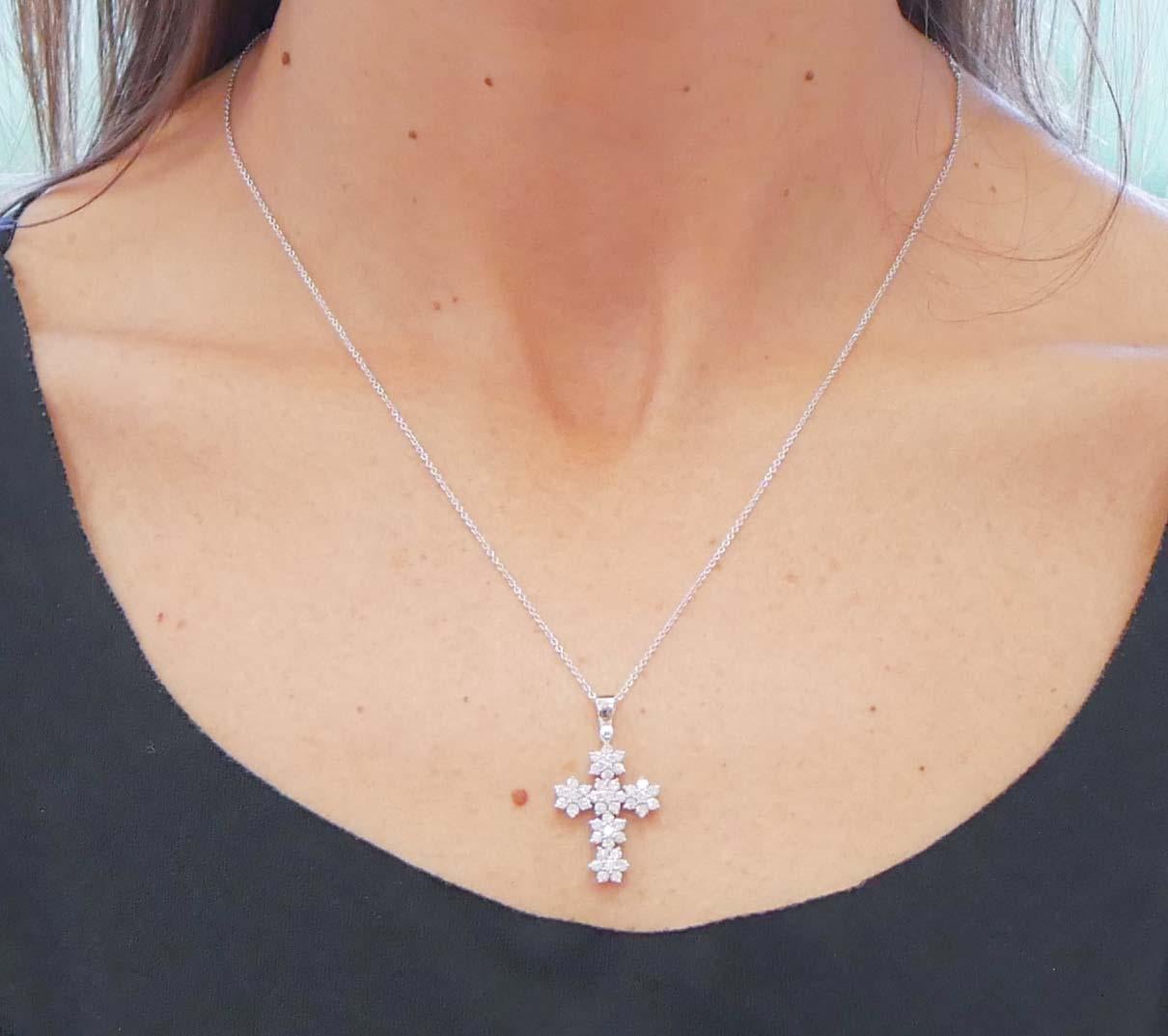 Diamonds, 18 Karat White Gold Cross Pendant Necklace In New Condition In Marcianise, Marcianise (CE)