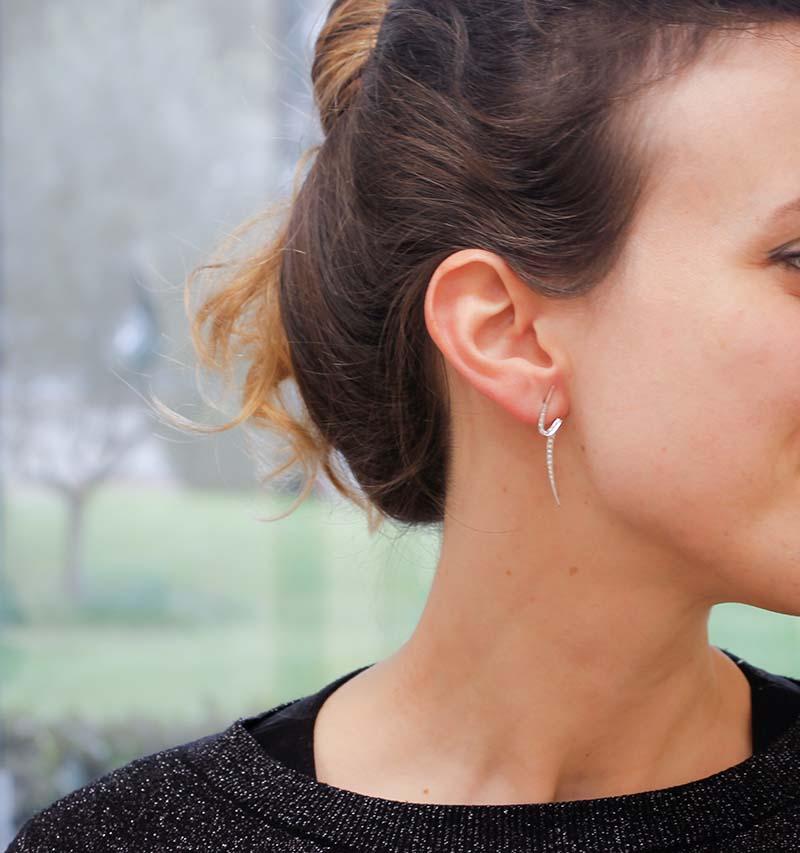 Boucles d'oreilles modernes en or blanc 18 carats et diamants Pour femmes en vente