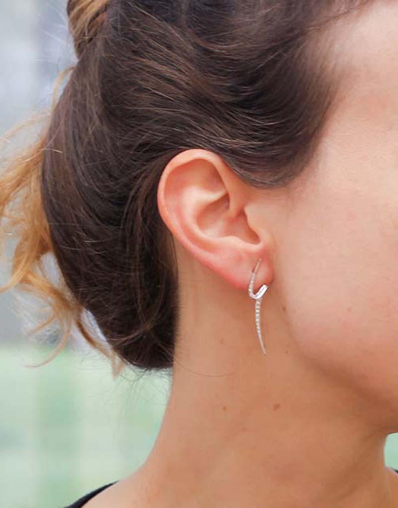 Boucles d'oreilles modernes en or blanc 18 carats et diamants en vente 1