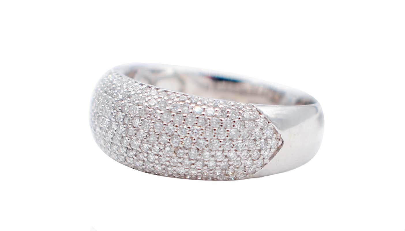 Bellissimo ed elegante anello moderno con struttura in oro bianco 18 carati tempestato di diamanti.
Diamanti 1.25 ct
Peso totale 4.80 gr
RF  +OUCU
Italiano Taglia 15
Usa Taglia 7.17
Francese Taglia 55

Per qualsiasi richiesta, si prega di contattare