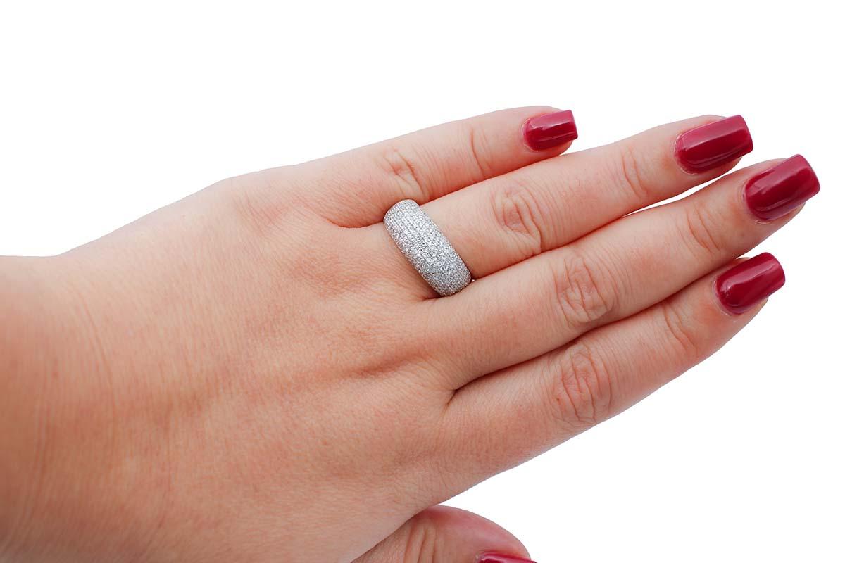 Taglio rotondo Diamanti, Anello moderno in oro bianco 18 carati in vendita