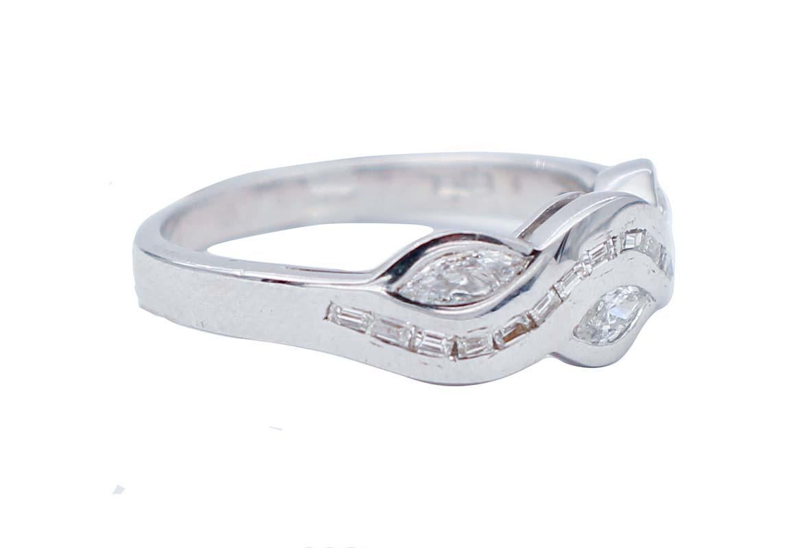 Eleganter Ring retrò aus 18 Karat Weißgold mit Struktur und Diamanten.
Dieser Ring wurde vollständig von italienischen Goldschmiedemeistern handgefertigt und befindet sich in perfektem Zustand.
Diamanten 0.74 ct
Gesamtgewicht 4.50 gr
RF 