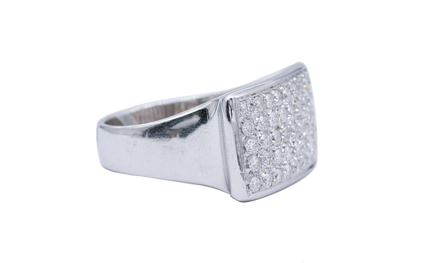 Bellissimo anello con struttura in oro bianco 18 kt montato con diamanti.
Diamanti 1.04 ct
Peso totale 11.50 gr 
RF   +CEIR
RK.GAFC80
Italiano Taglia 12.5
Usa Taglia 6.34
Francese Taglia 52,5

Per qualsiasi richiesta, si prega di contattare il