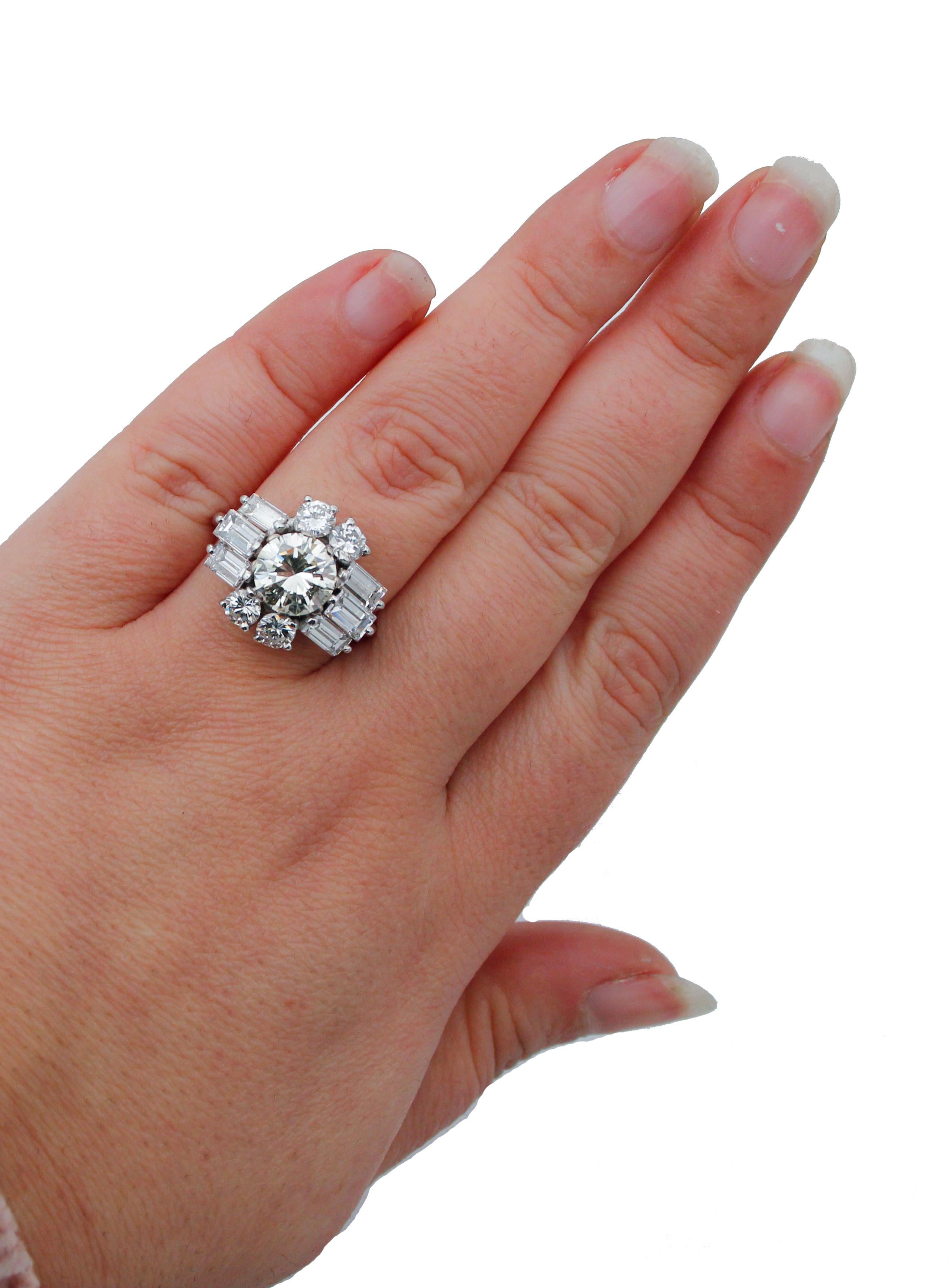 Women's Diamonds, 18 Karat White Gold Ring For Sale