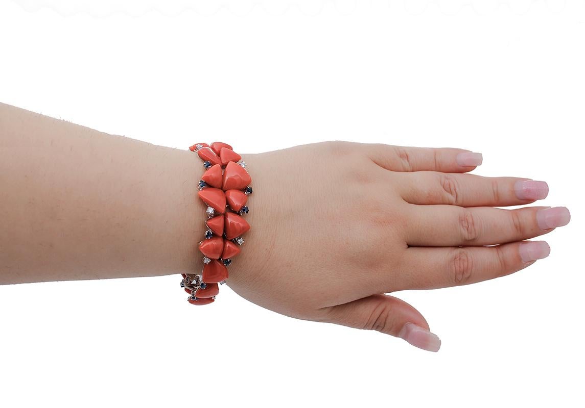 Diamonds, Blue Sapphires, Coral, 14 Karat White Gold Bracelet In Good Condition For Sale In Marcianise, Marcianise (CE)