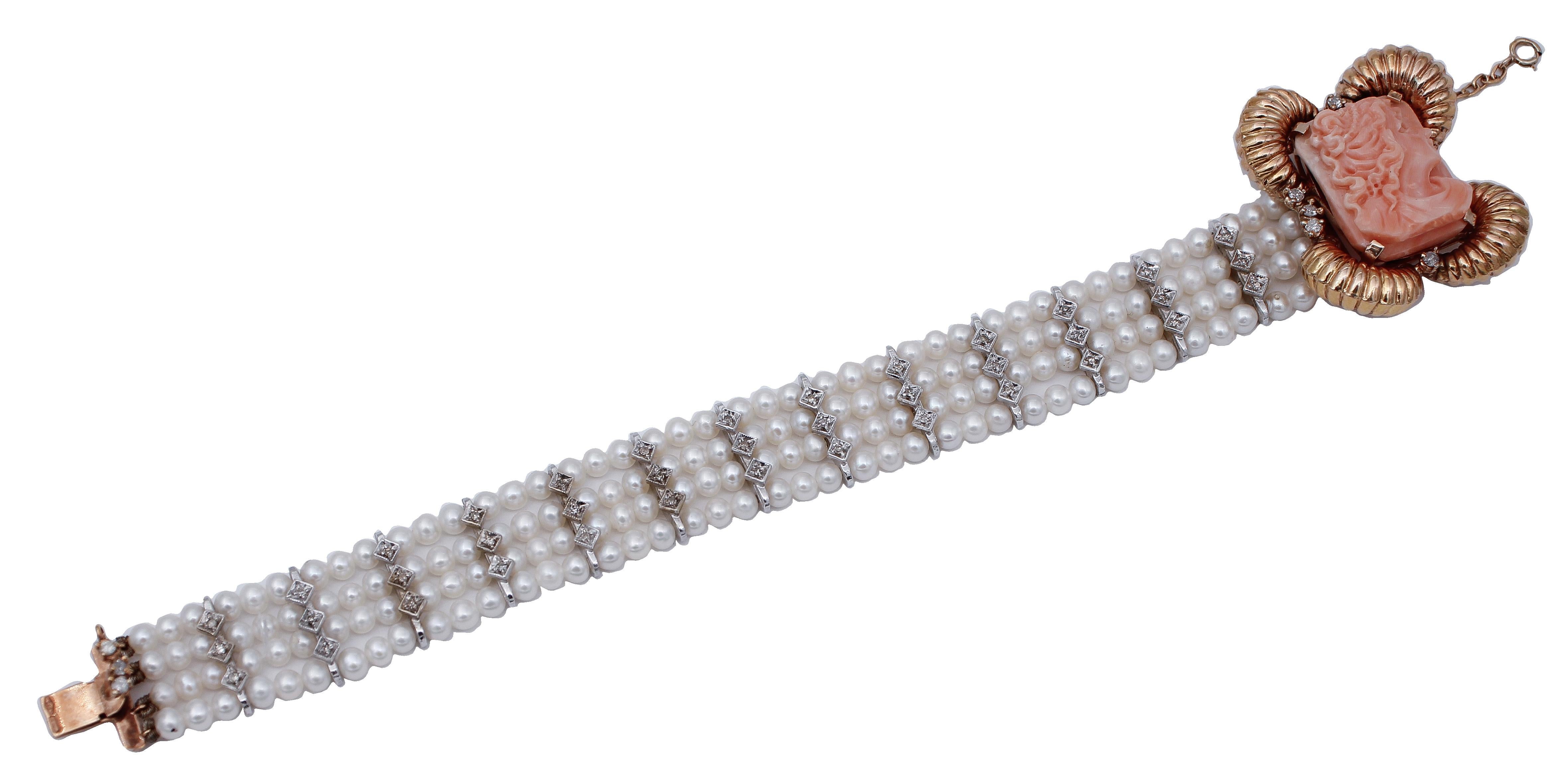 Beautiful beaded bracelet in 14 karat white and rose gold mounted with a clasp studded with carved coral and diamonds. All the bracelet is mounted with four rows of pearls and, between them, structure in gold white studded with diamonds.
This