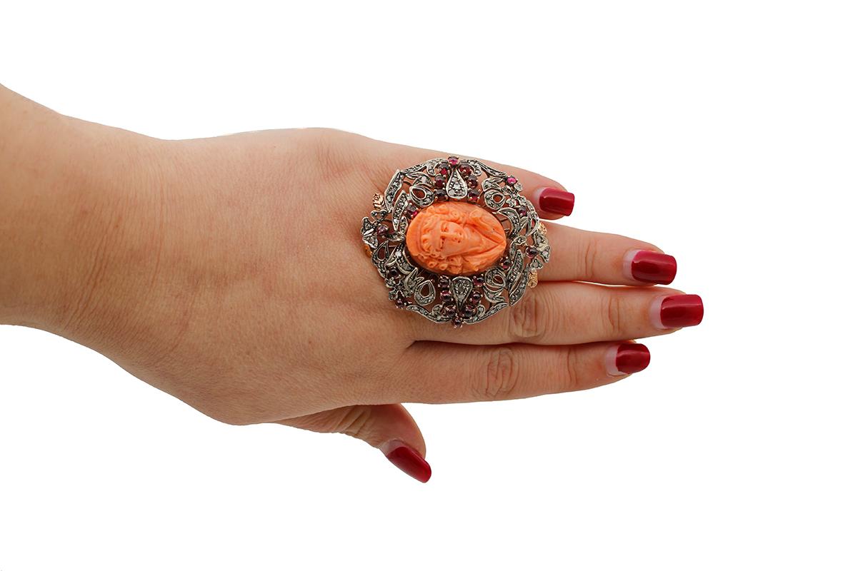 Diamonds, Garnets, Carved Coral, 9Kt Rose Gold and Silver Retrò Ring In Good Condition For Sale In Marcianise, Marcianise (CE)