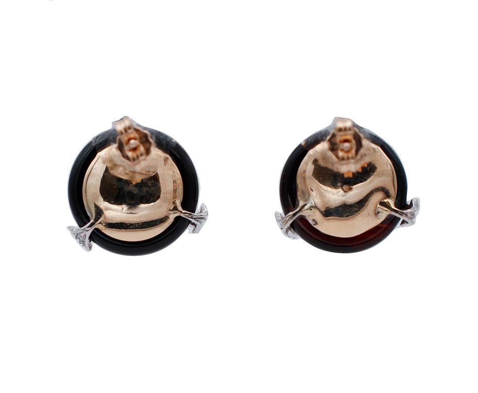 Simple stud earrings in 14 karat white and rose gold structure mounted with an onyx disc stopped by little gold leaves studded with diamonds and, in its central part, a white pearl.
These earrings are totally handmade by Italian master goldsmiths