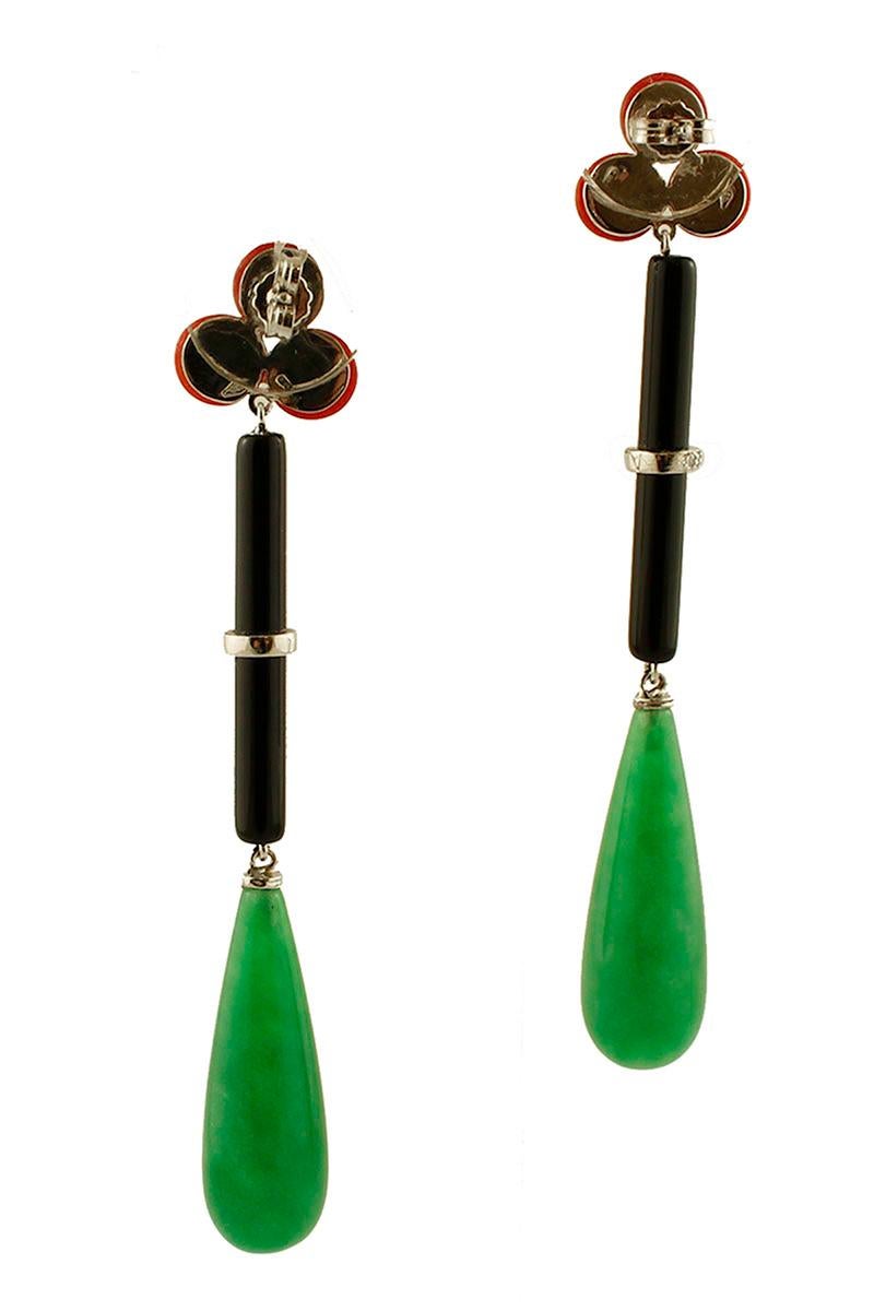 Gorgeous dangle / drop earrings in 14 kt white gold composed of three coral botton in the upper part; in the middle part, an onyx tube with a small ring studded with little diamonds and, in the final part, a jade drop as pendant.
These earrings are