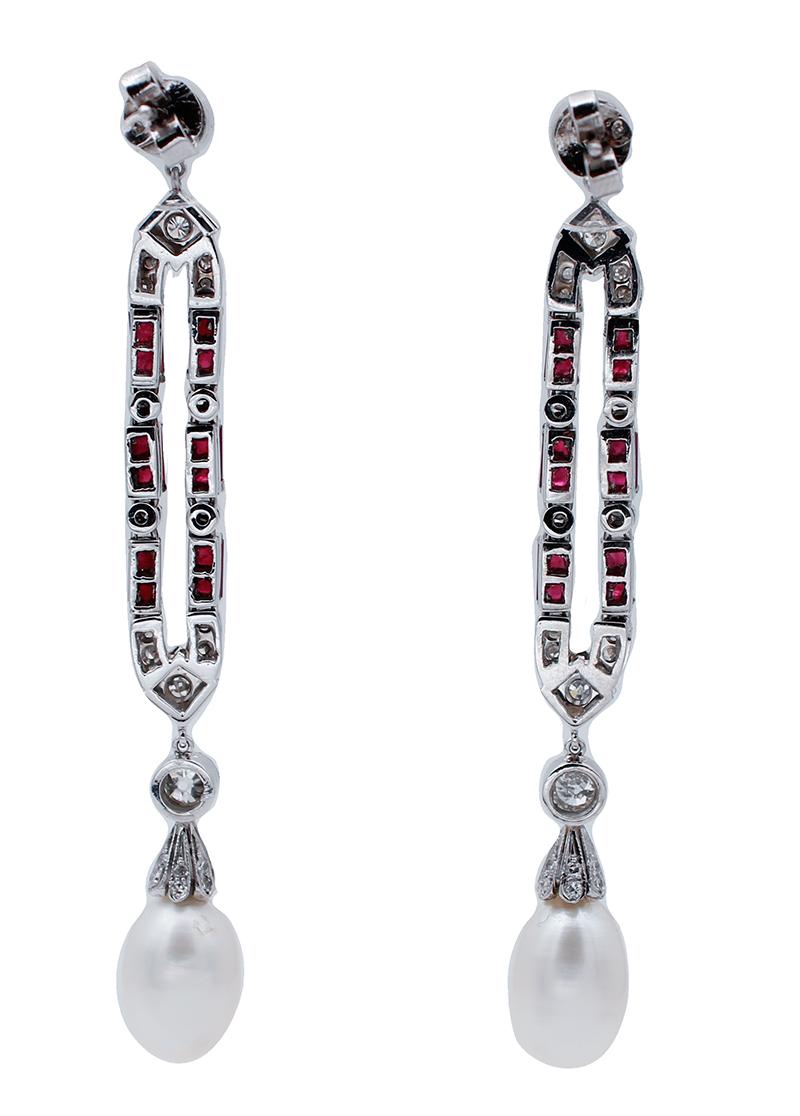 Beautiful dangle earrings in platinum structure mounted with diamonds and rubies.
A white pearl as pendant.
These earrings are totally handmade by Italian master goldsmiths and they are in perfect condition.
Diamonds 2.61 ct
Rubies 2.99 ct 
Pearls