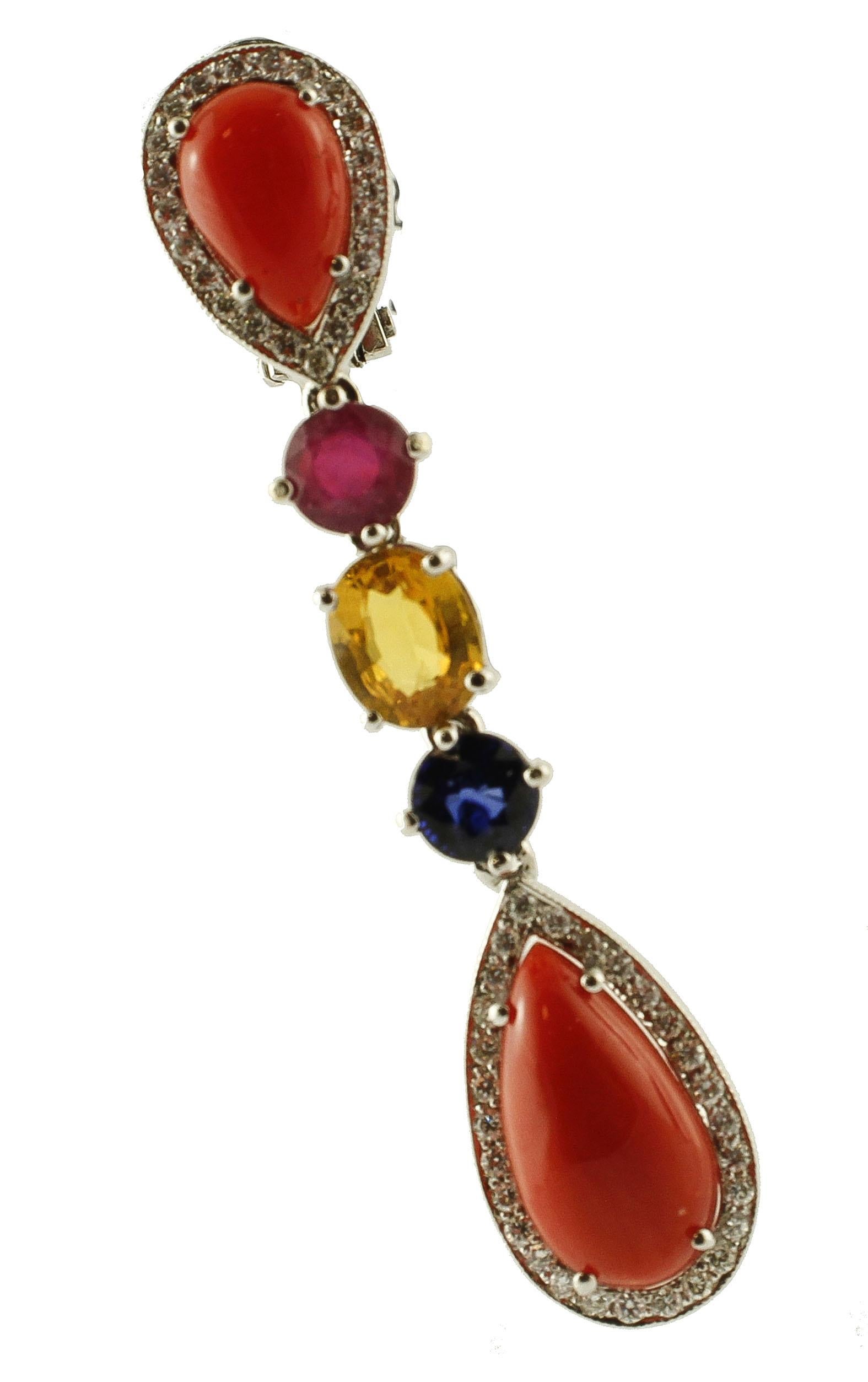 Diamanten, Rubine, gelbe/blaue Saphire, rote Koralle  18K Gold Ohrring (Retro) im Angebot