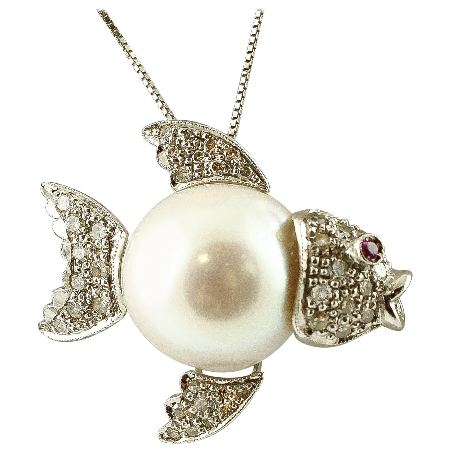 Diamants, rubis, perles des mers du Sud, pendentif en or en forme de poisson 'Chaîne non incluse'