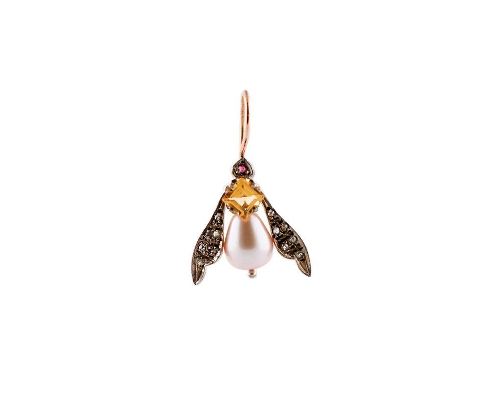 Particular retrò earrings in 9 kt rose gold and silver structure mounted with little diamonds on the wings; the body is mounted with a pink pearl and, on the it, a topaz. The head is studded with a ruby.
These earrings are totally handmade by
