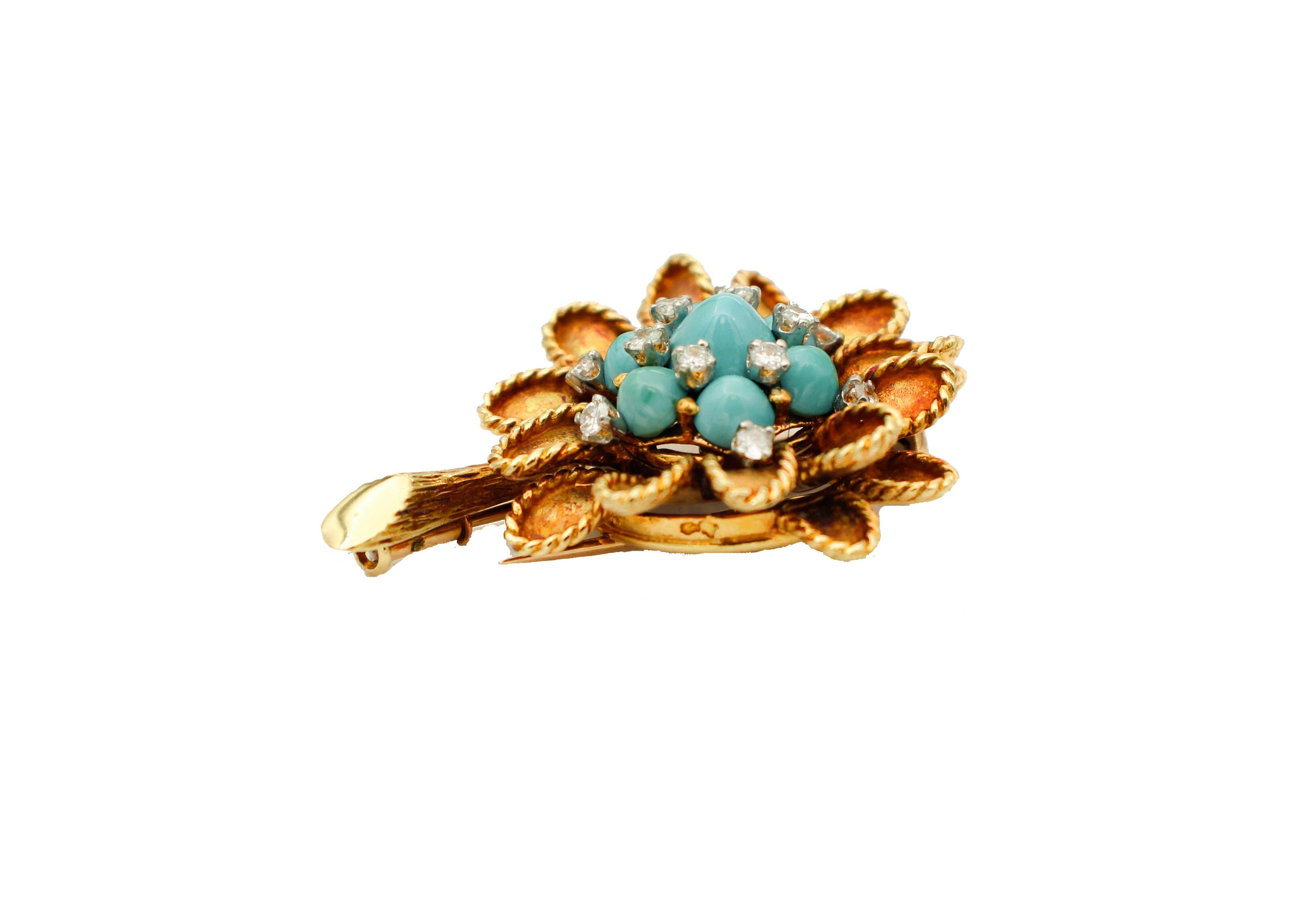 SHIPPING POLICY:
No additional costs will be added to this order.
Shipping costs will be totally covered by the seller (customs duties included).

Elegant French flower brooch in 18 karat yellow gold and platinum mounted, in the central part, with a
