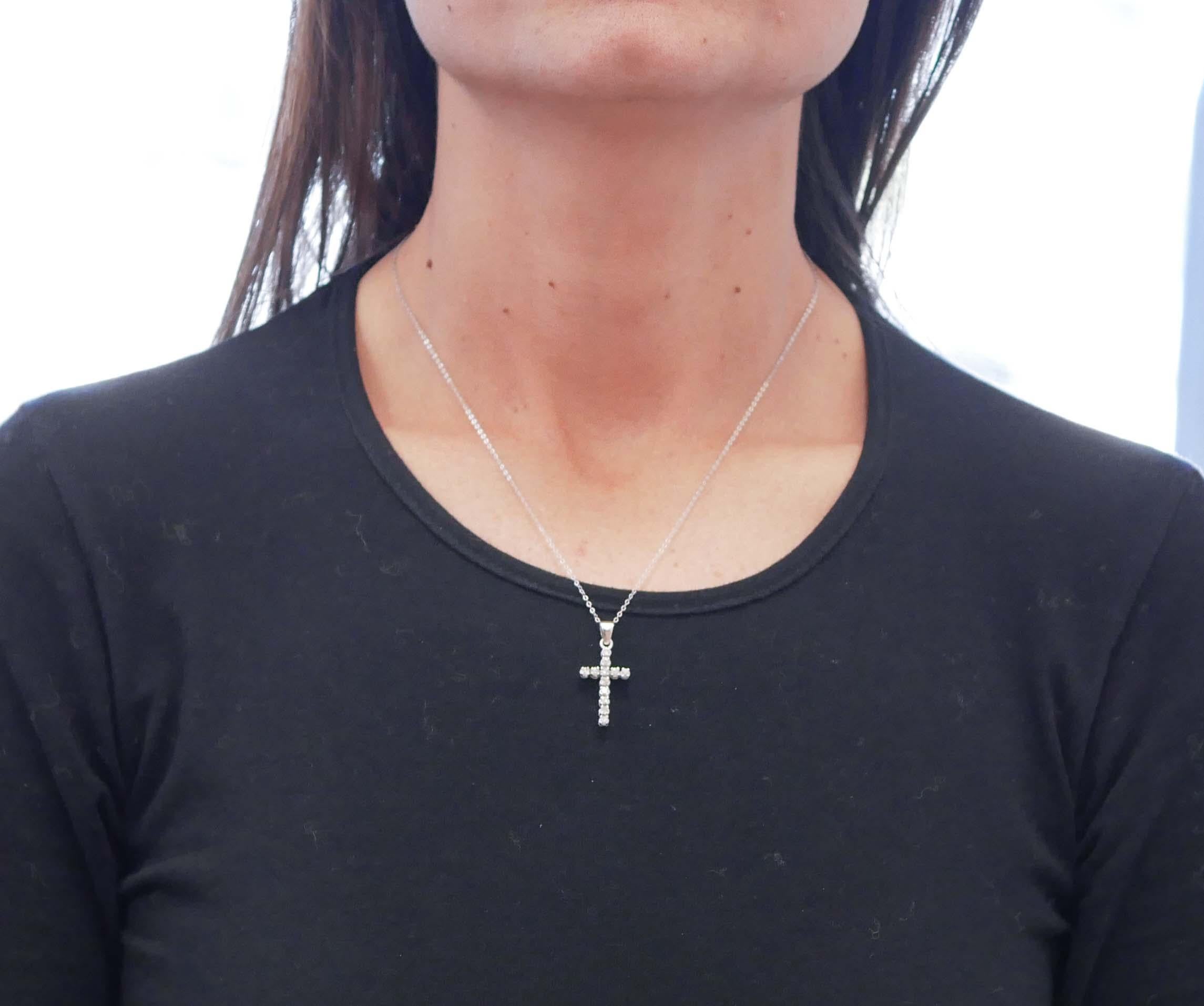 0.42 Carats Diamonds, White Gold Cross Pendant Necklace. In Good Condition For Sale In Marcianise, Marcianise (CE)