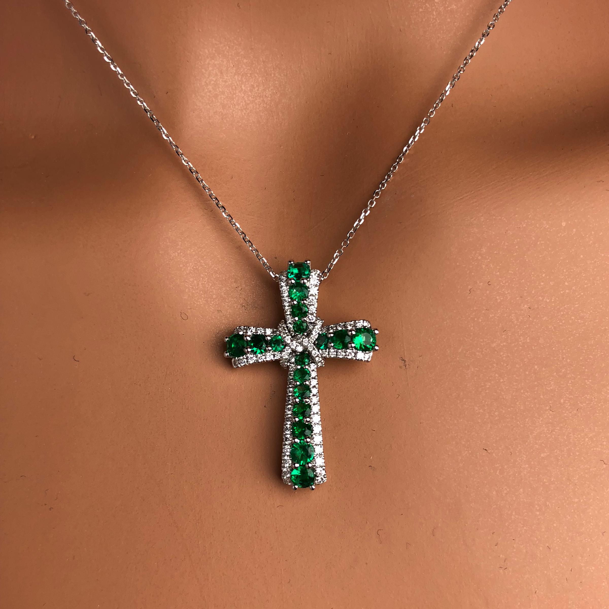 (DiamondTown) Dieser Anhänger besteht aus 0,96 Karat Smaragden, die in einem Kreuz angeordnet und von einem Halo aus weißen Diamanten umgeben sind. Eine zusätzliche Diamantverzierung umgibt die Mitte des Kreuzes. Das Gesamtgewicht der Diamanten