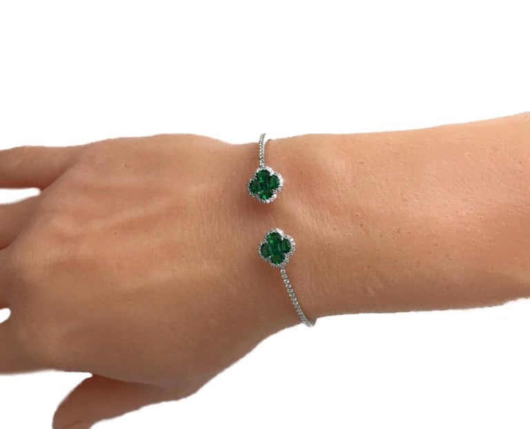 DiamondTown 1.33 Carat Emerald Clover and Diamond Bangle in 18k White Gold In New Condition For Sale In New York, NY
