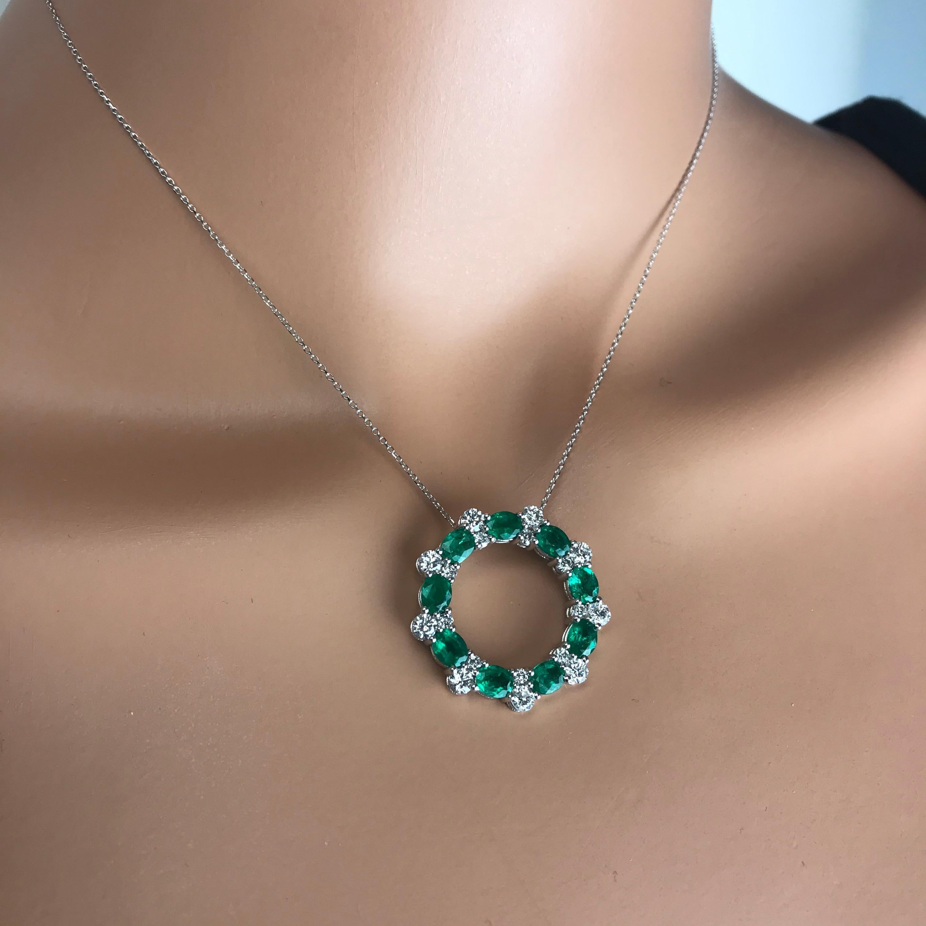 Contemporary 2.75 Carat Oval Cut Emerald and Diamond Circle Wreath Pendant in 18W ref1988 For Sale